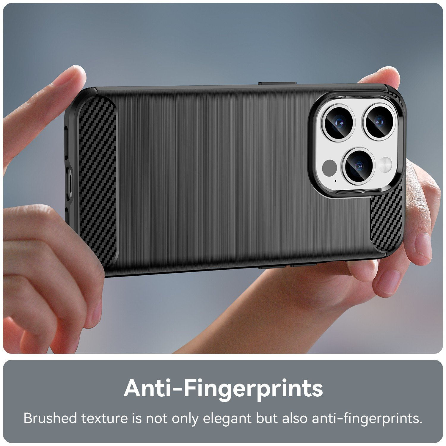 Mano sosteniendo una funda, mostrando textura y diseño, texto anti-huellas debajo.