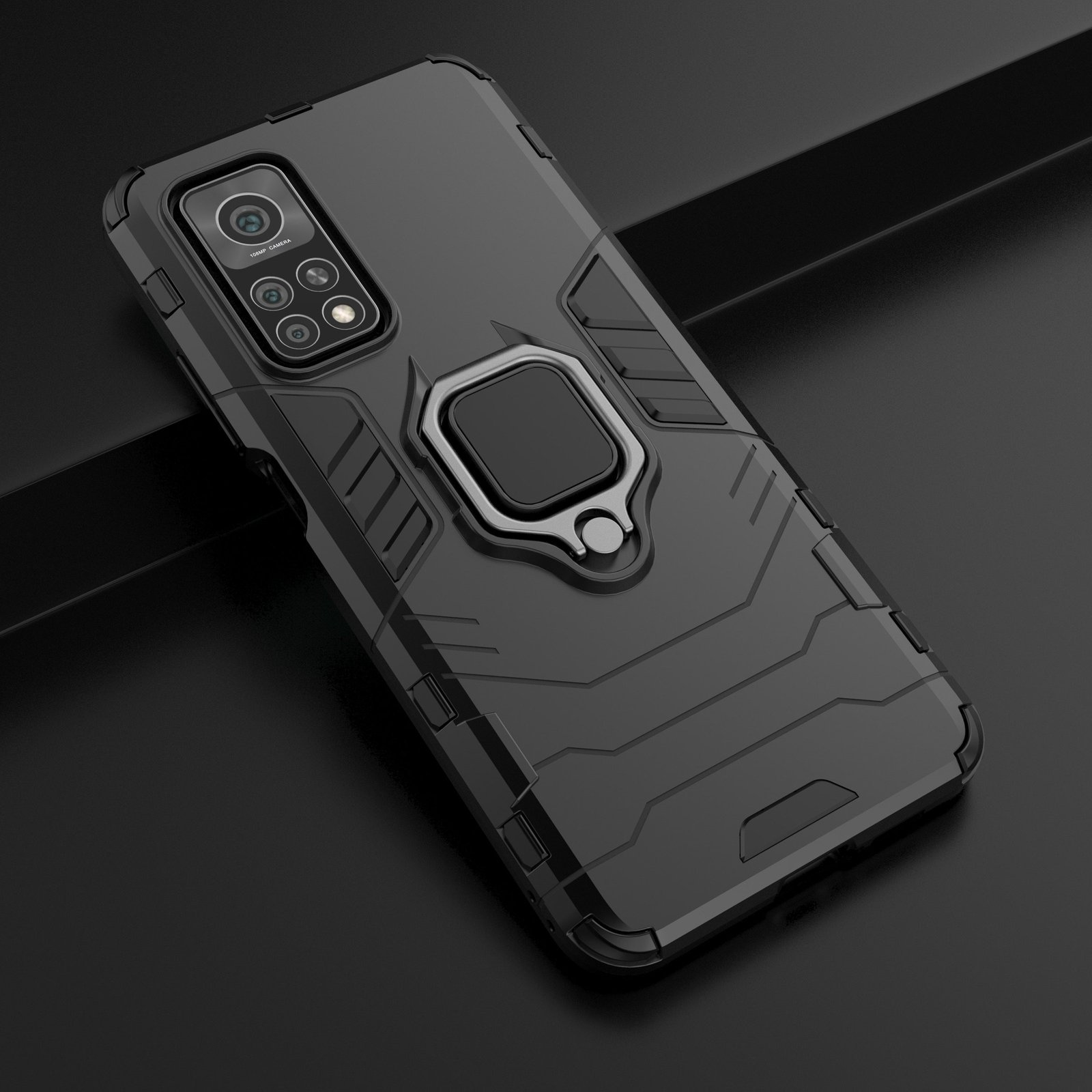 Funda negra para teléfono con soporte de anillo, fondo oscuro, primer plano.