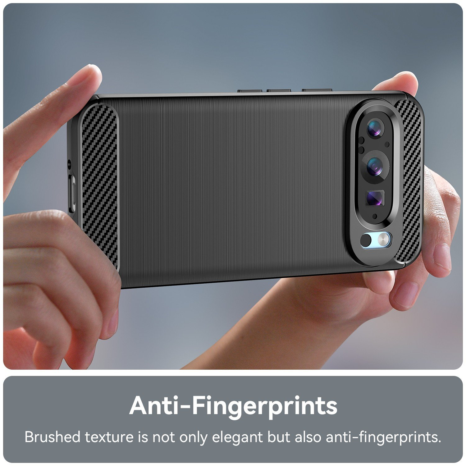 Primer plano de una funda de teléfono. La funda es gris con textura de fibra de carbono.