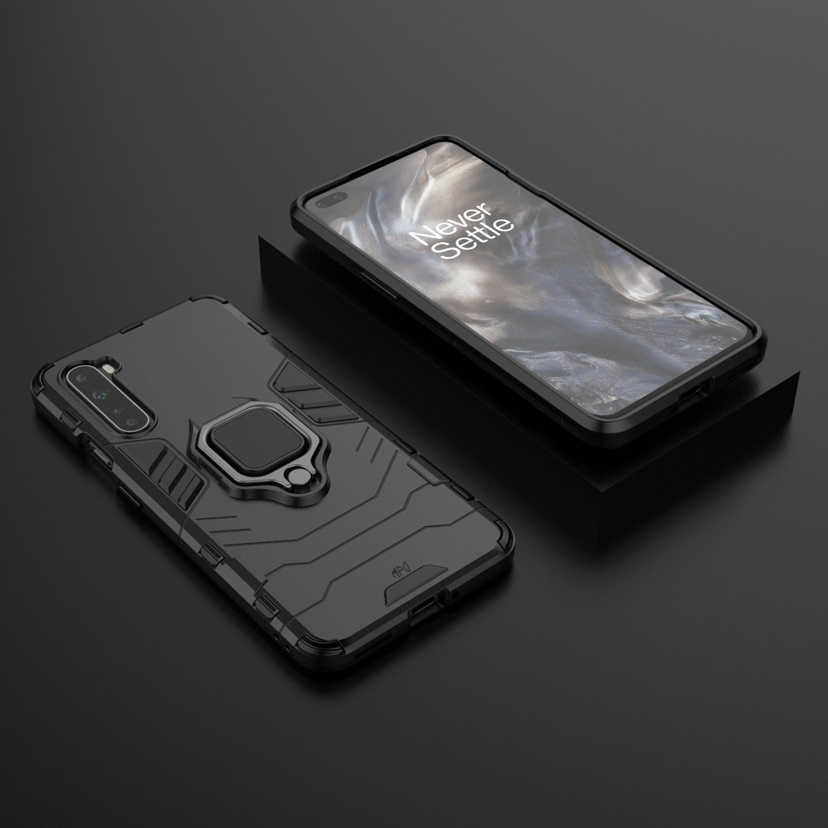 Funda negra con teléfono encima sobre superficie oscura. Fondo negro. Texto Never Settle.