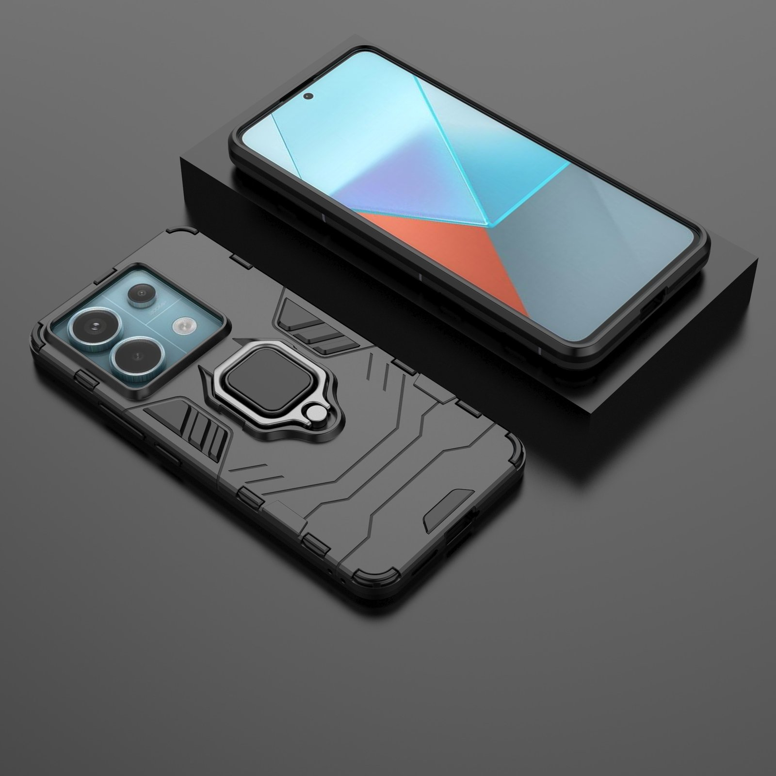 Funda de teléfono negra con soporte de anillo sobre superficie negra, teléfono con pantalla encendida sobre un bloque negro.