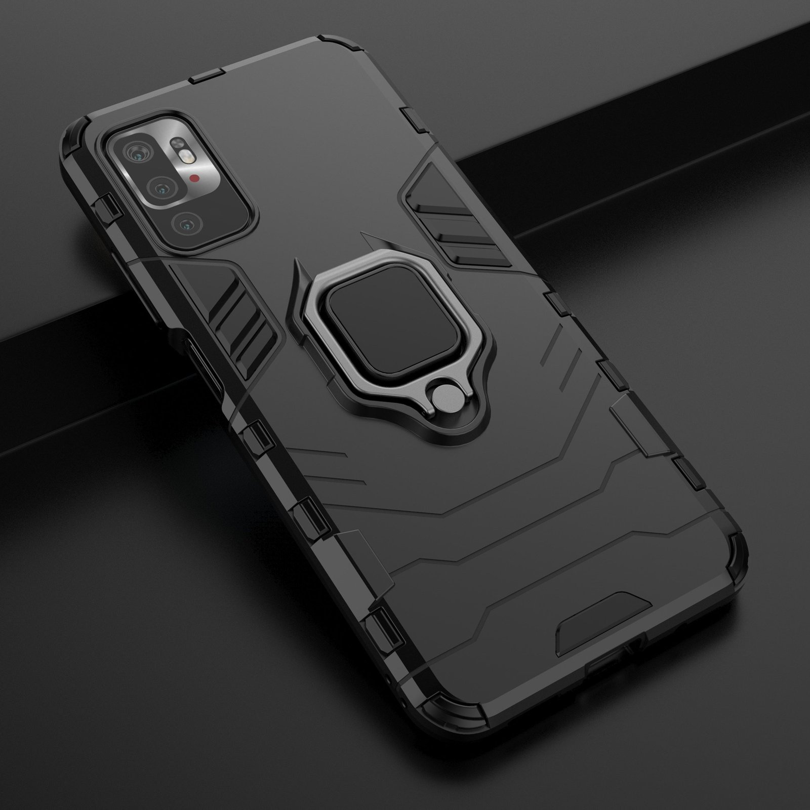 Funda de teléfono negra con soporte de anillo, en ángulo sobre una superficie oscura. Cámara del teléfono visible.