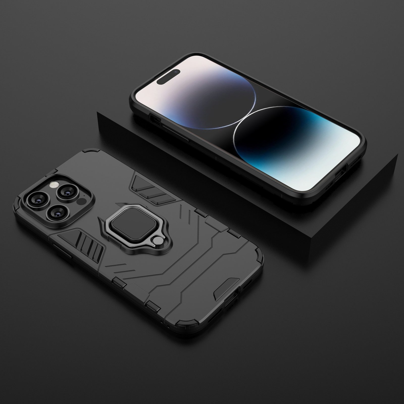 Una funda negra con soporte de anillo, y un teléfono sobre superficie negra. Vista en ángulo, mostrando el diseño.