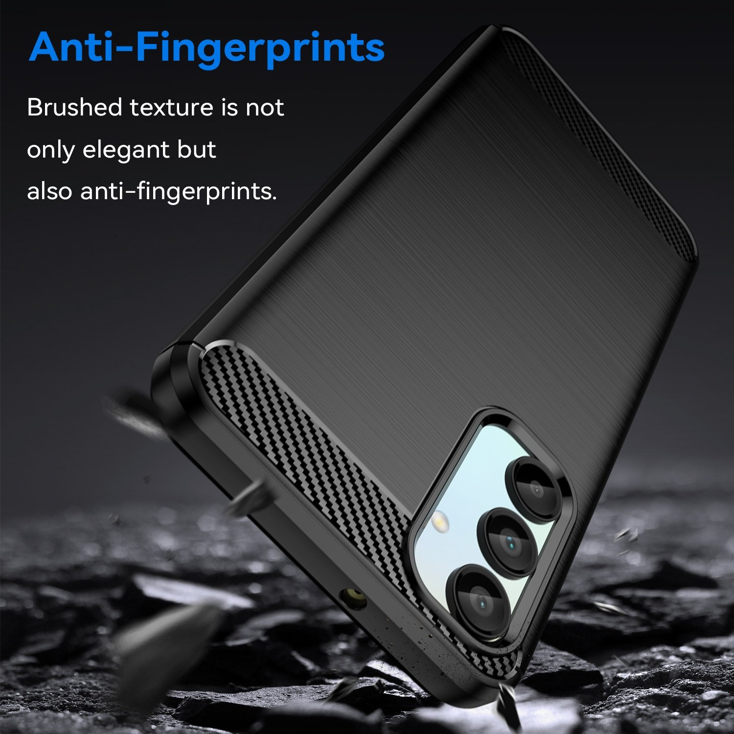 Funda de teléfono negra con parte trasera texturizada. La funda está en ángulo, con escombros negros en primer plano.