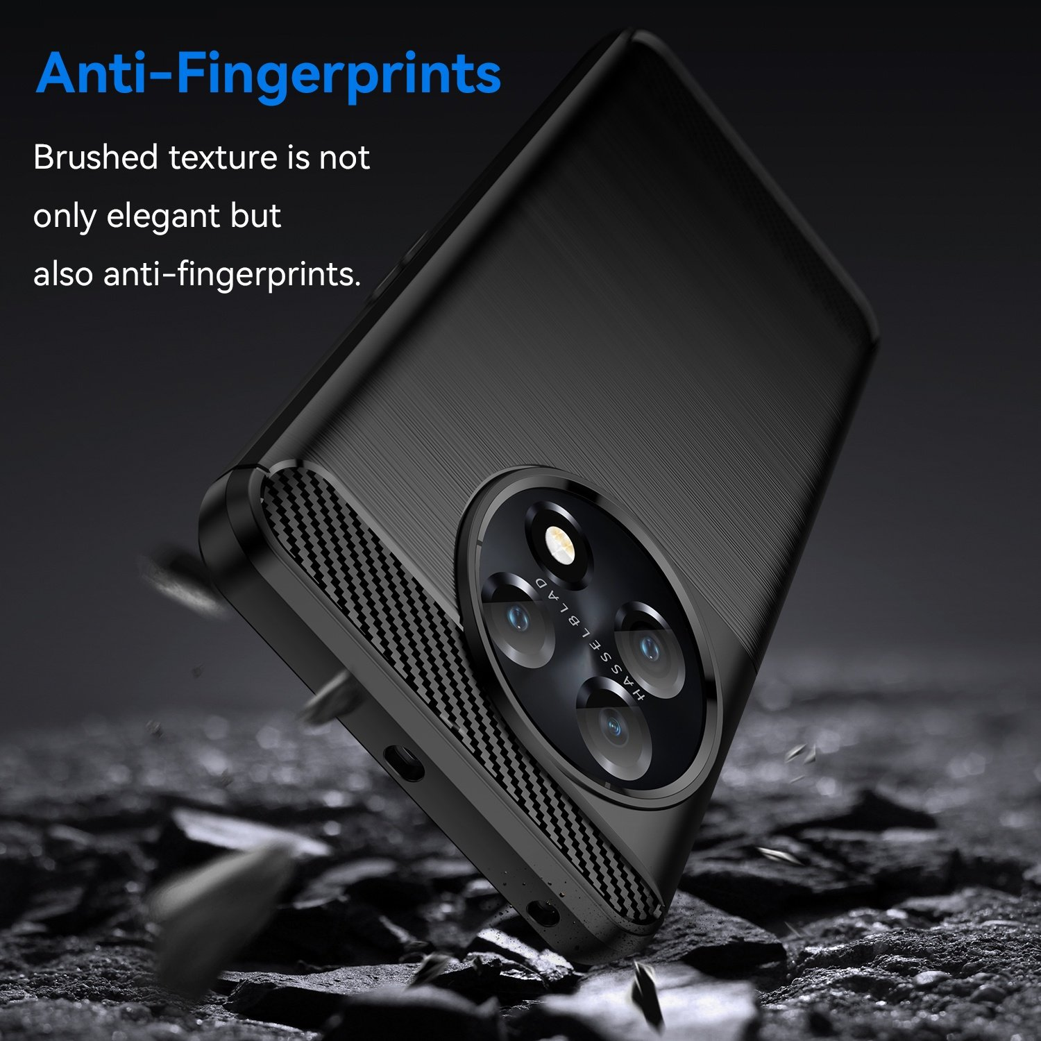 Funda negra para teléfono en primer plano, en ángulo, mostrando el impacto y el texto sobre anti-huellas. Fondo oscuro.
