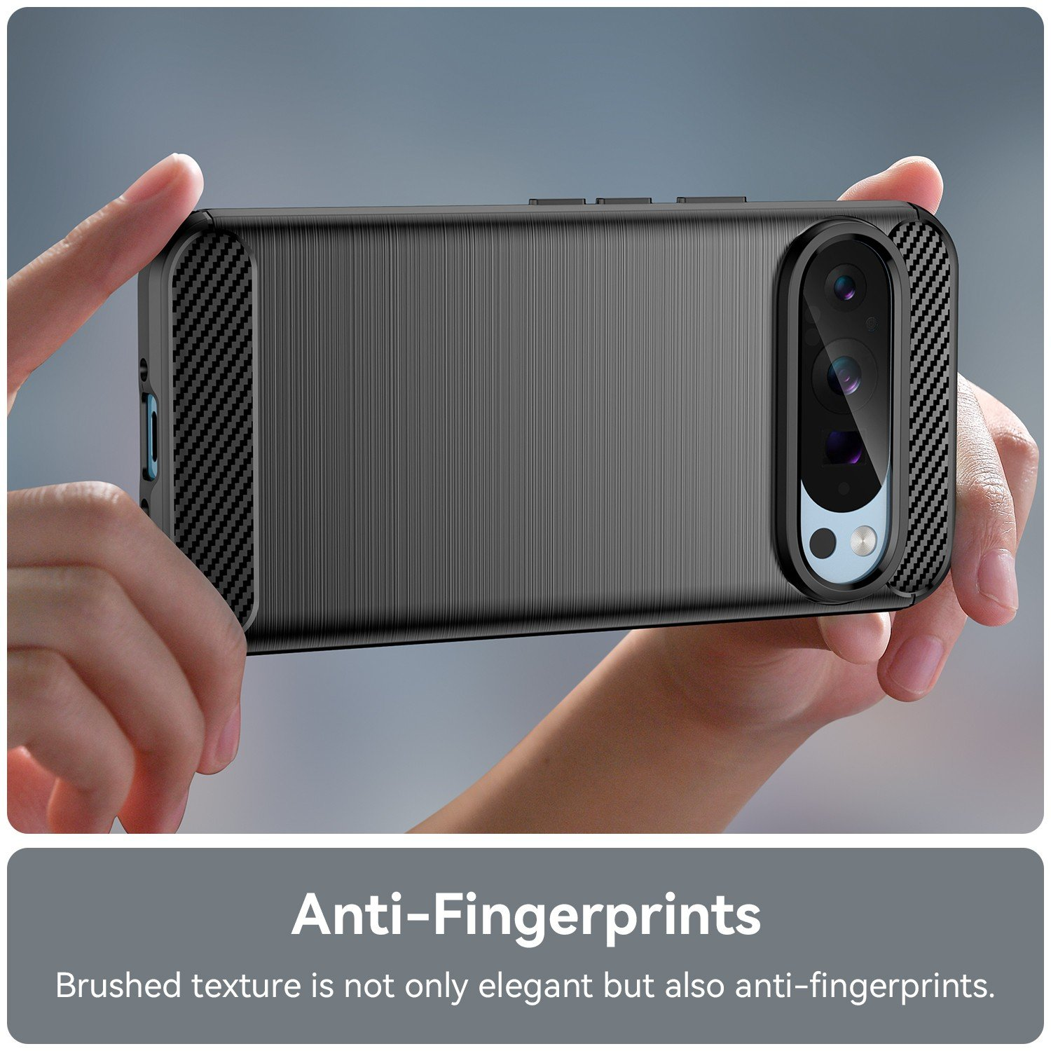 Funda negra para teléfono sostenida por manos, mostrando la cámara y la parte trasera.