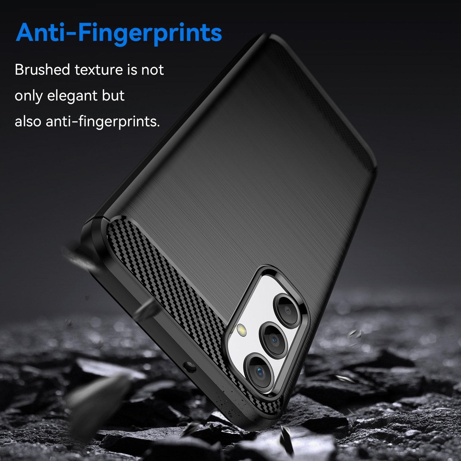Funda negra para teléfono con superficie texturizada y protección de cámara, con texto sobre huellas.