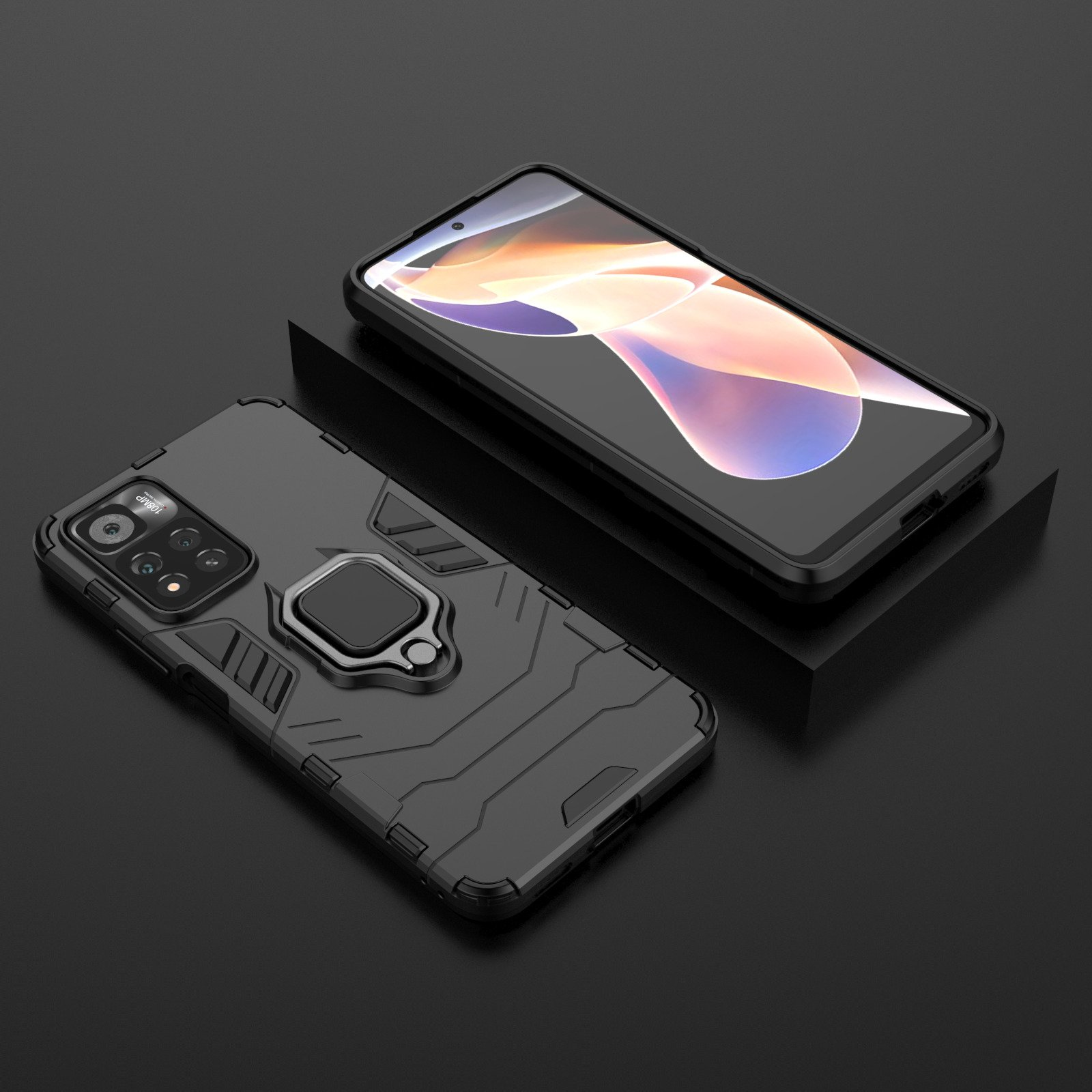 Dos fundas negras para teléfono. Una con teléfono dentro, otra con soporte de anillo. Ambas sobre una superficie oscura.