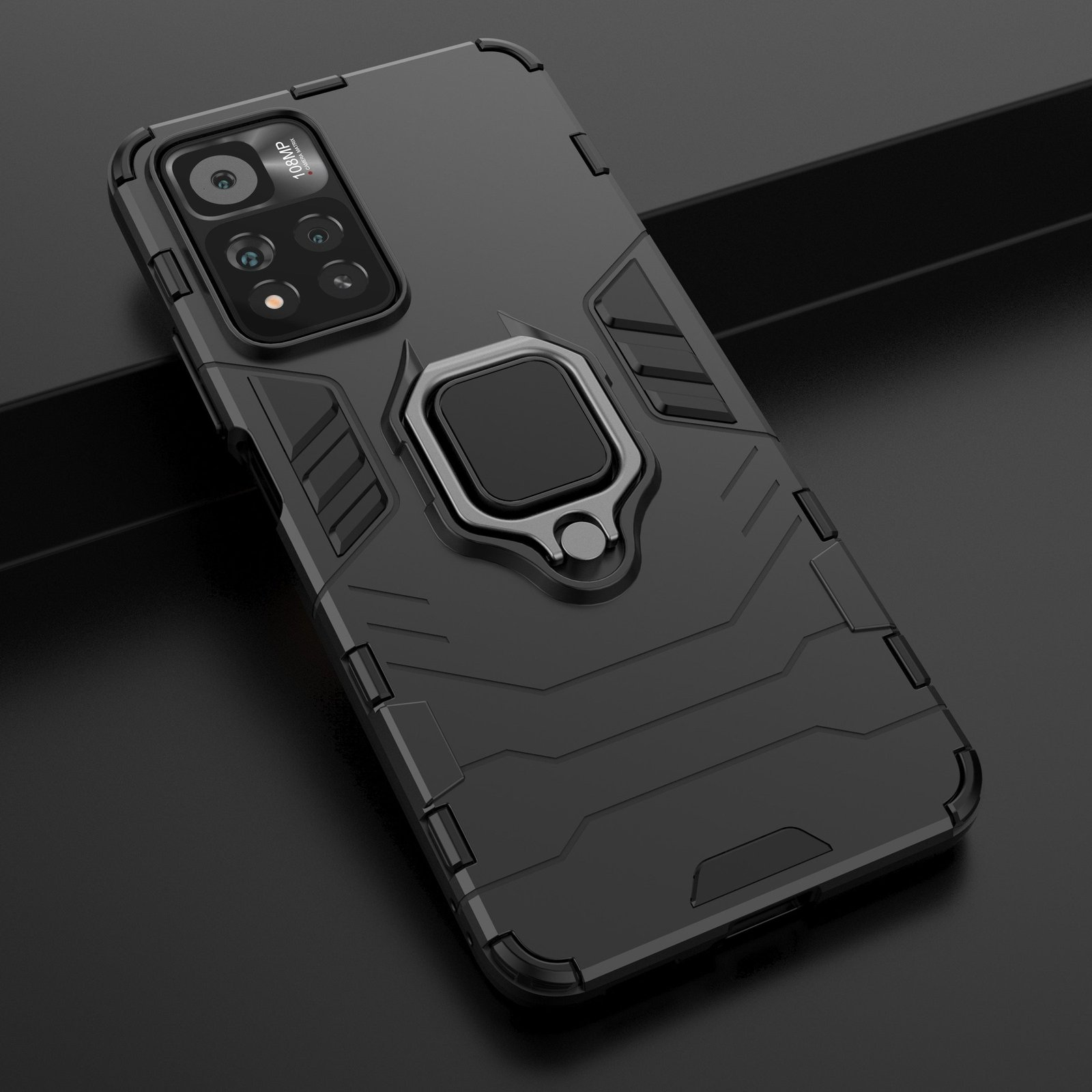 Una funda negra para teléfono con soporte de anillo, sobre una superficie oscura inclinada. La funda es negra.