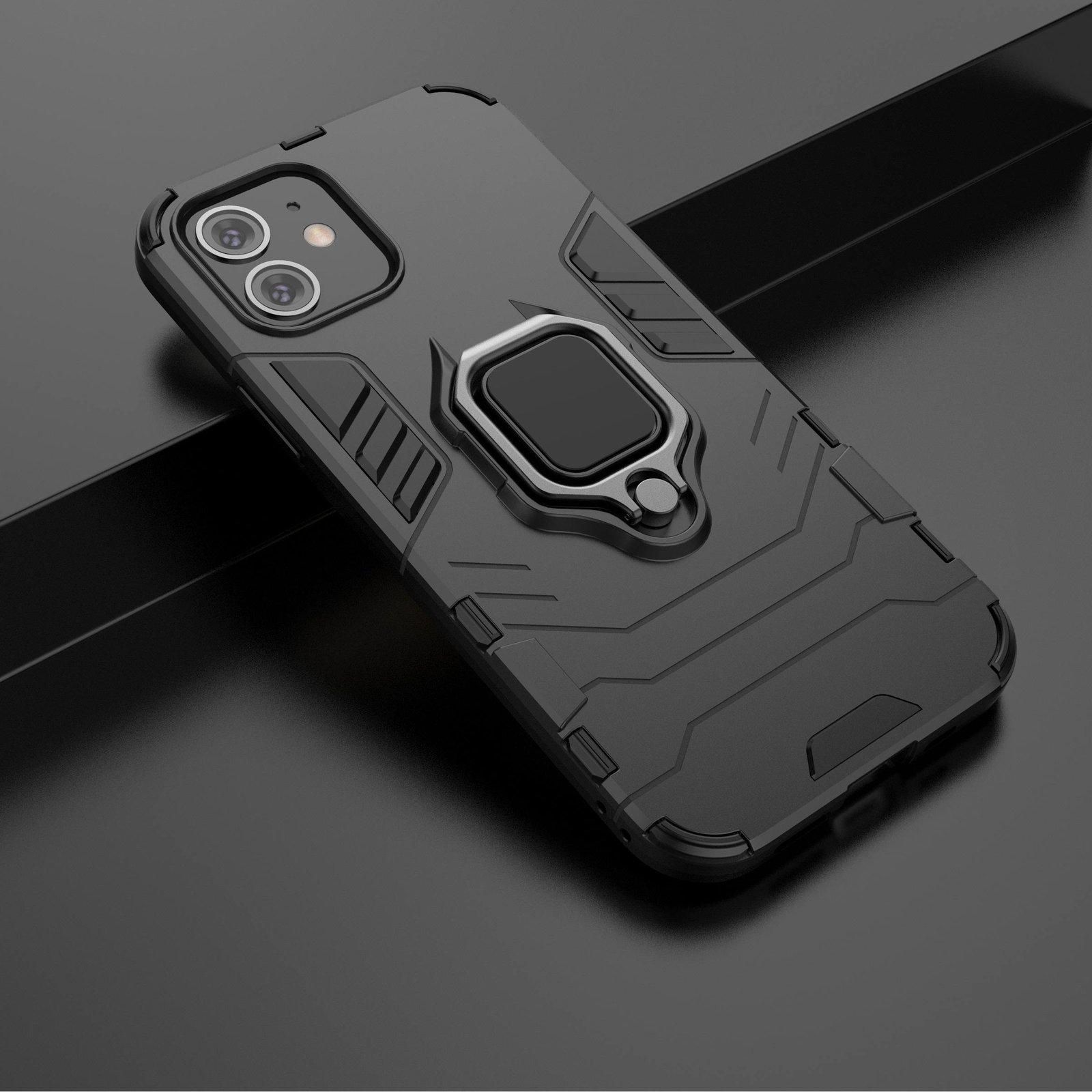 Funda negra con soporte de anillo sobre una superficie negra. Fondo oscuro.
