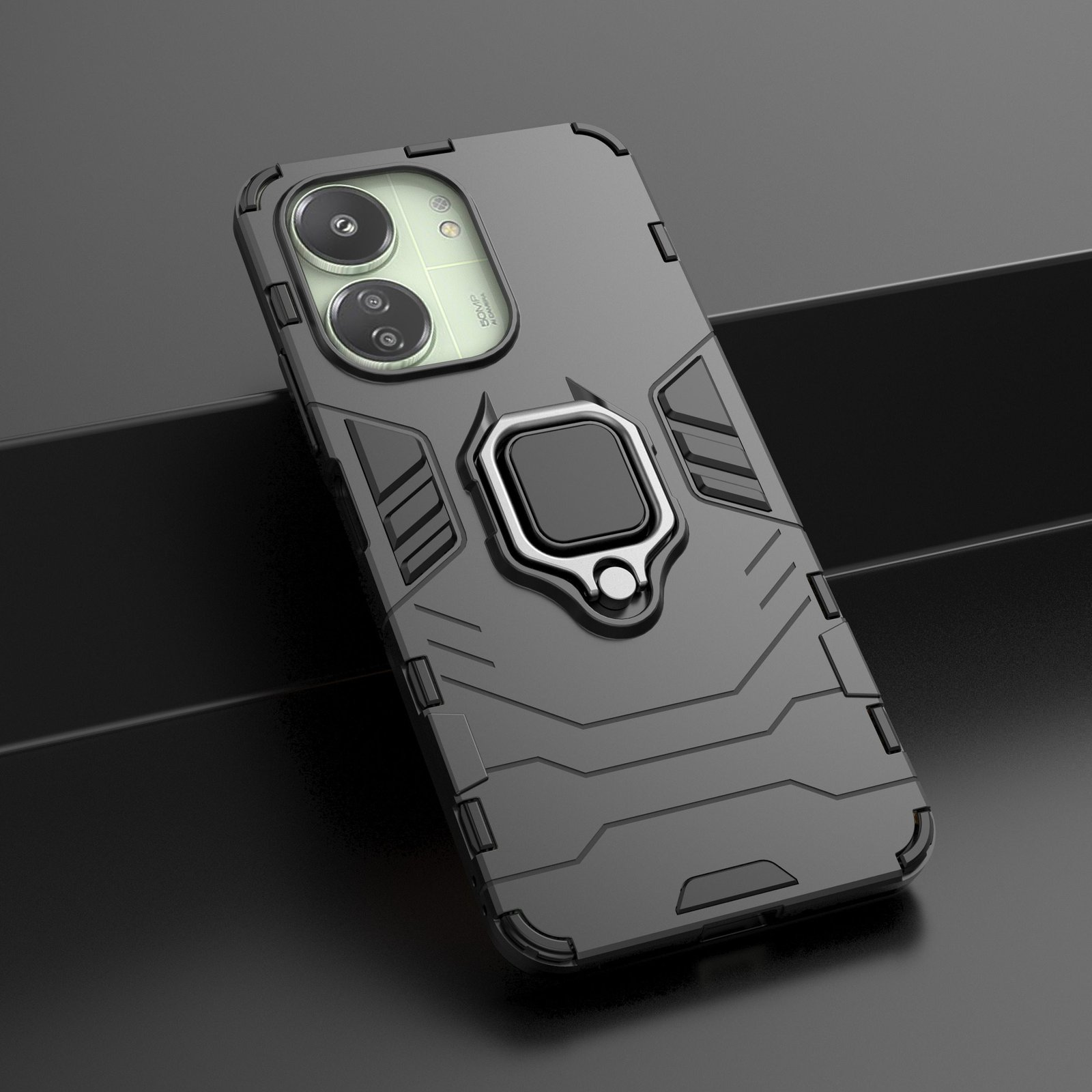 Funda negra con soporte de anillo. Fondo negro. Teléfono mirando a la cámara.