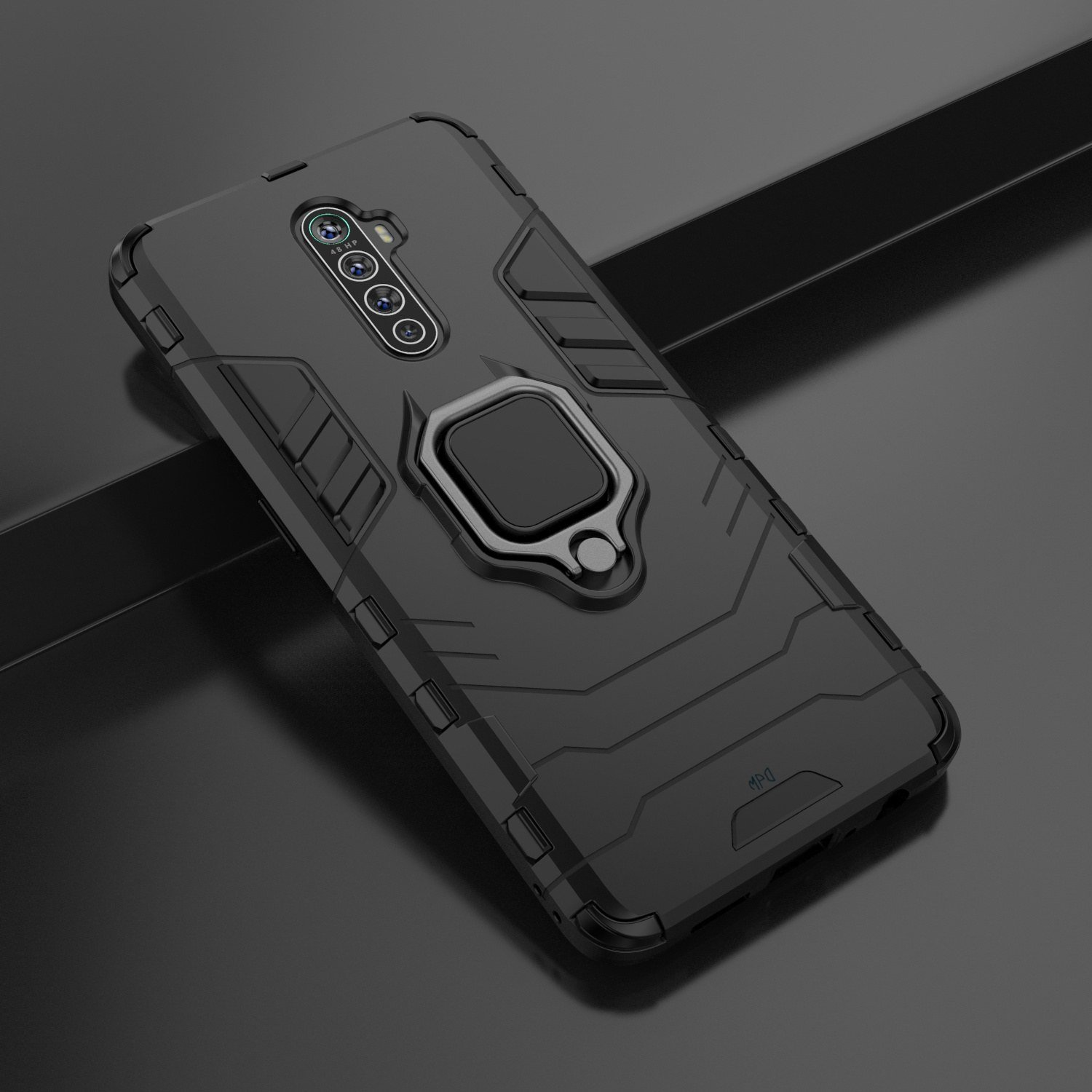Funda negra con soporte de anillo sobre superficie oscura y reflectante. Diseño texturizado.