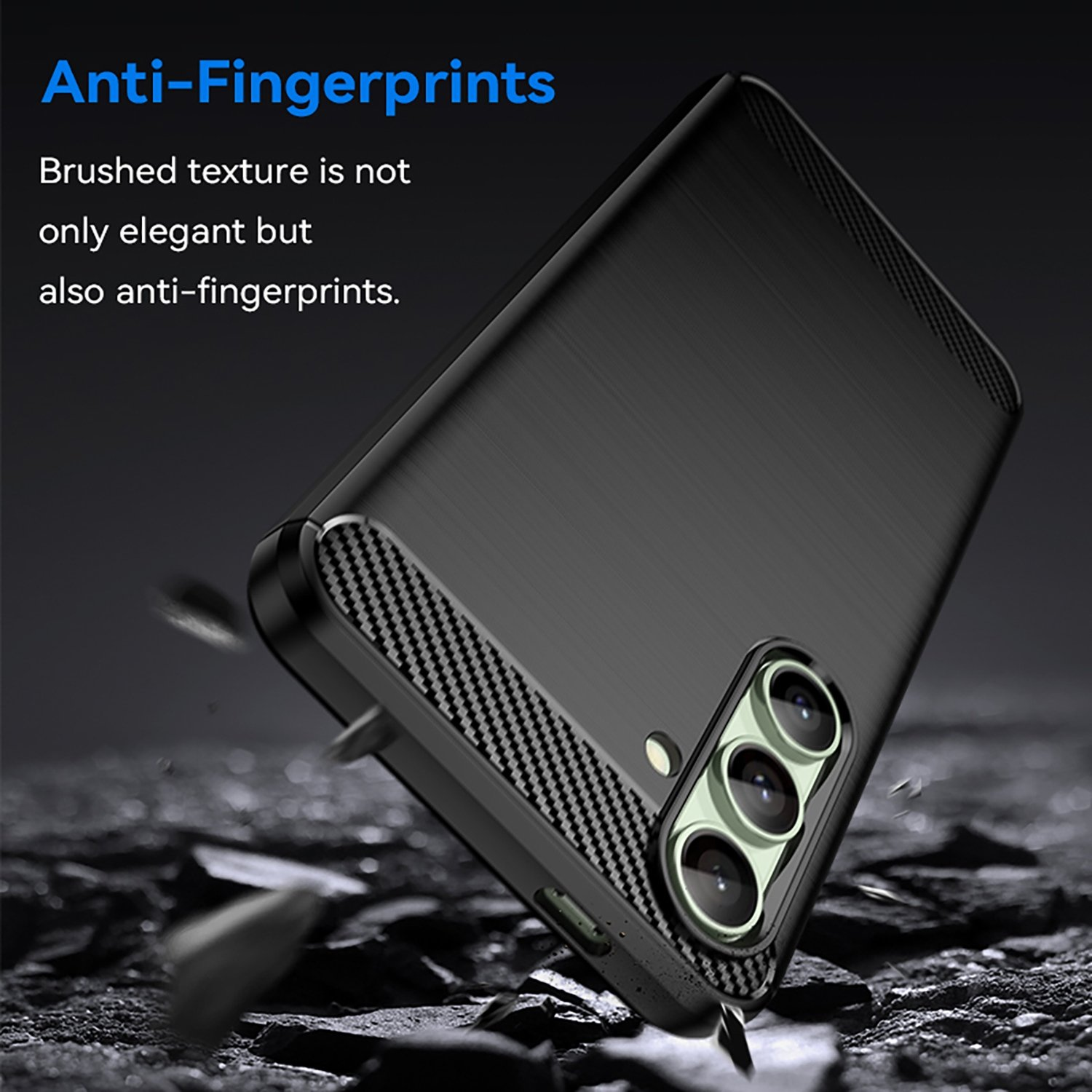Funda negra para teléfono con textura de fibra de carbono, cayendo sobre una superficie. Texto anti-huellas.