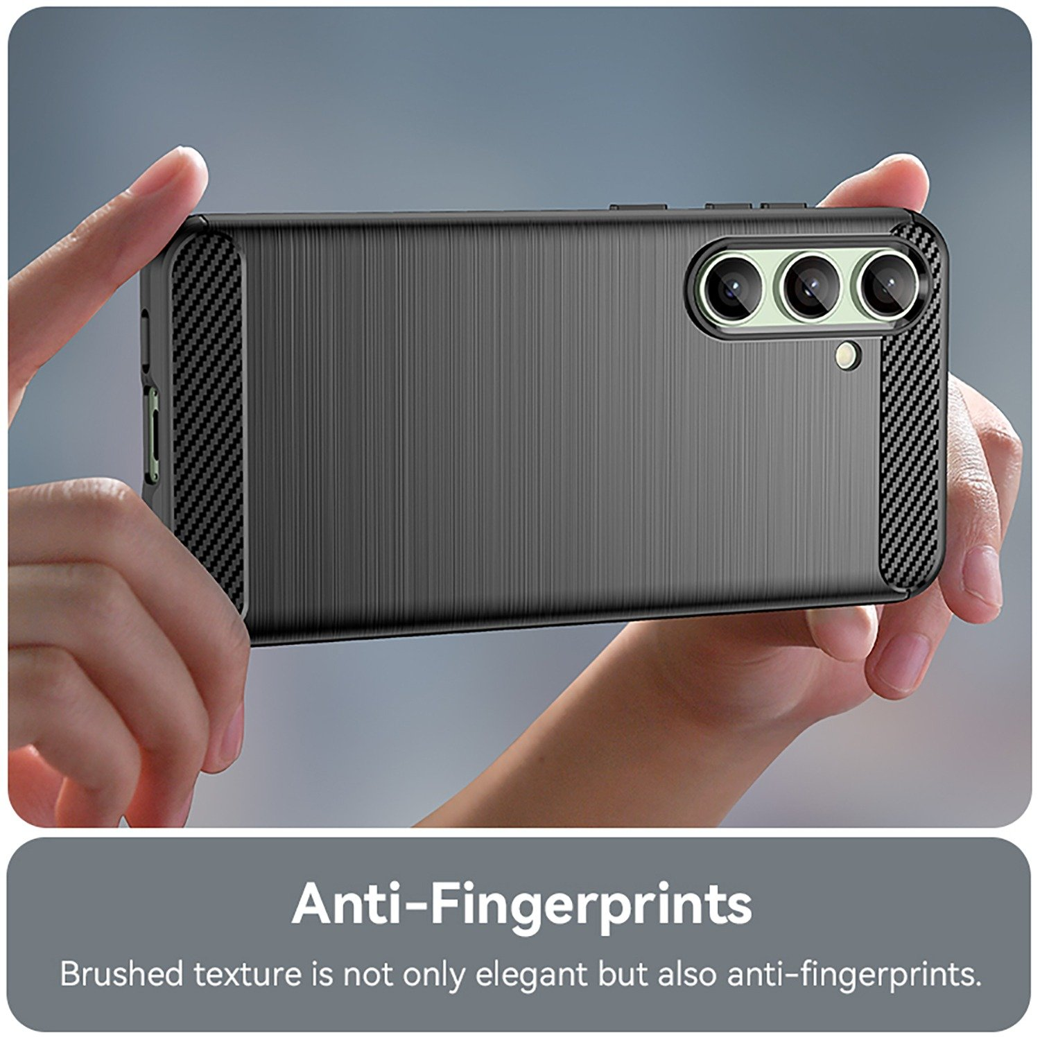 Una funda gris para teléfono, sostenida por manos, con textura cepillada y texto 'Anti-Fingerprints'.
