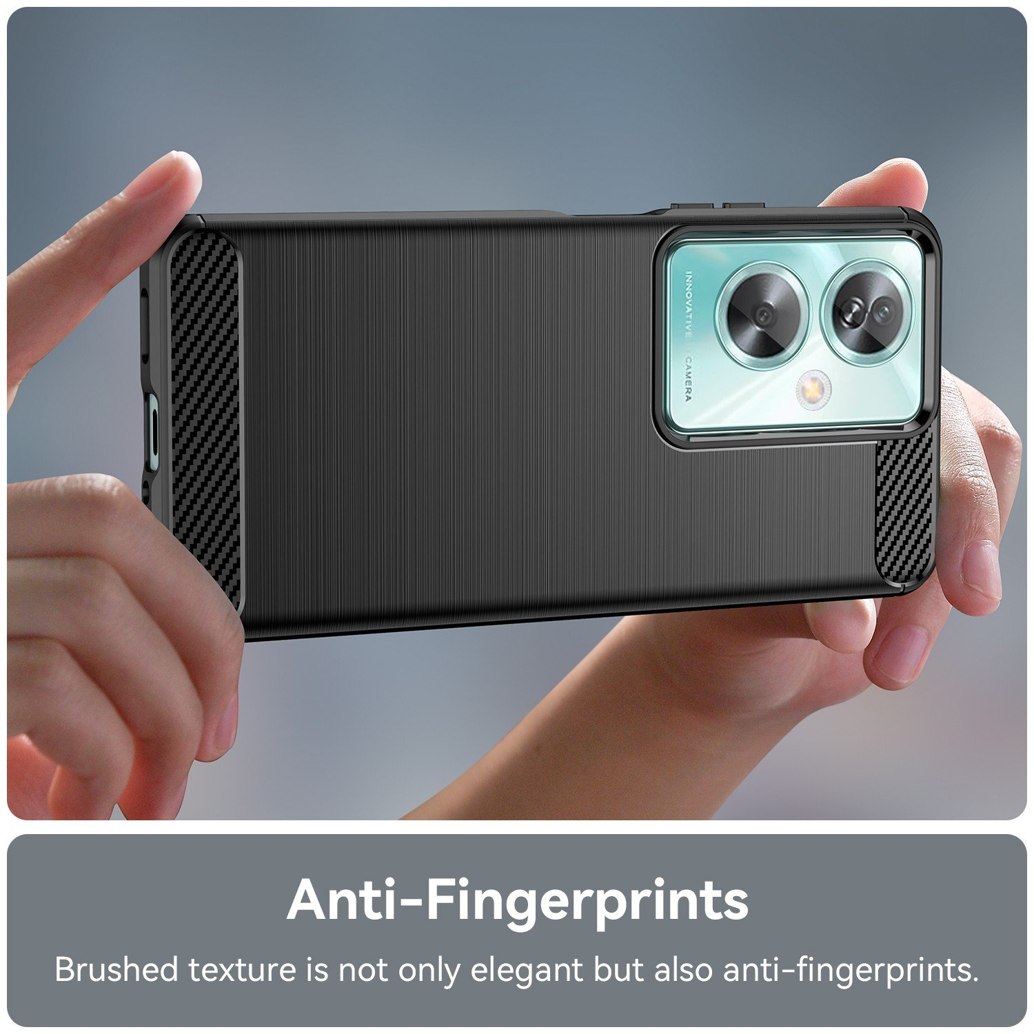 Manos sosteniendo una funda negra, textura cepillada, parte trasera con cámara visible.