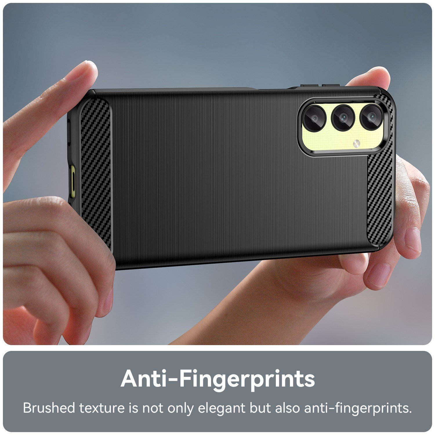 Manos sosteniendo una funda negra. La funda es texturizada y tiene aspecto cepillado. Texto abajo.