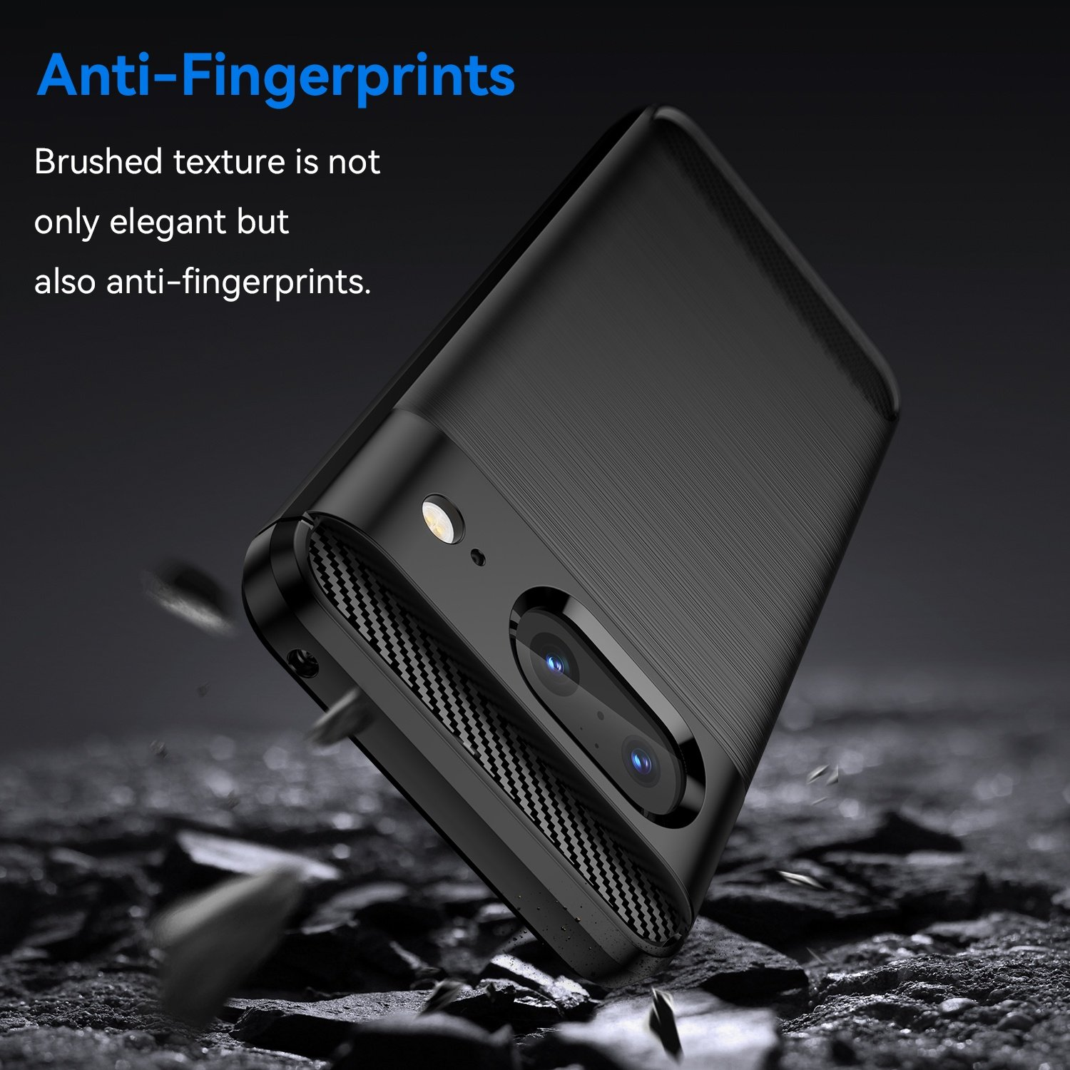 Manos sosteniendo un teléfono negro con una funda que tiene una textura cepillada.