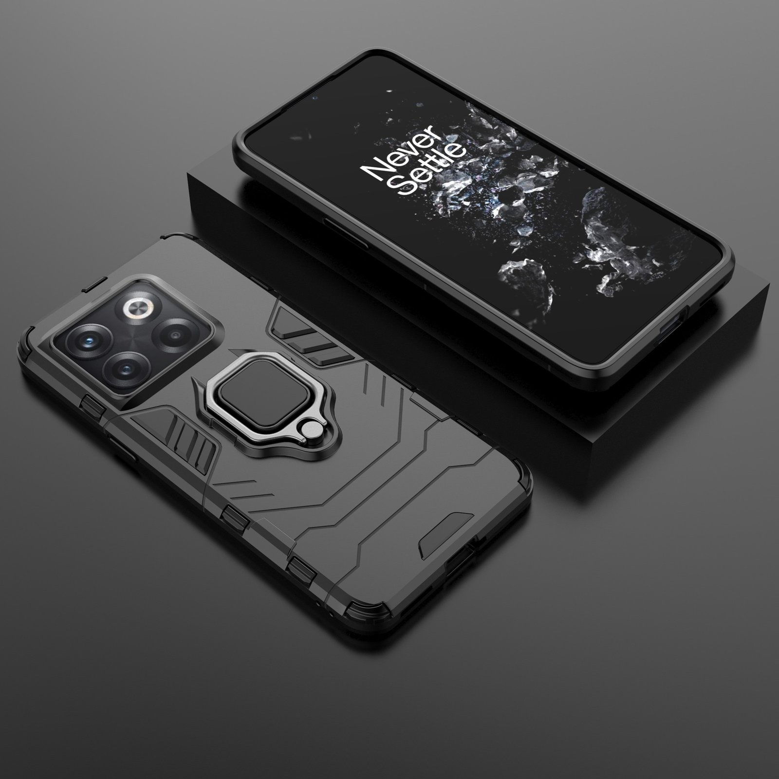 Funda negra con soporte de anillo y teléfono con 'Never Settle' en superficie oscura.
