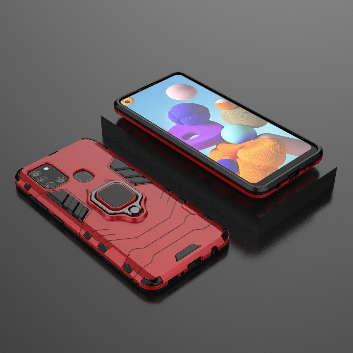 Una funda roja para teléfono con un soporte de anillo negro, con un teléfono al lado.