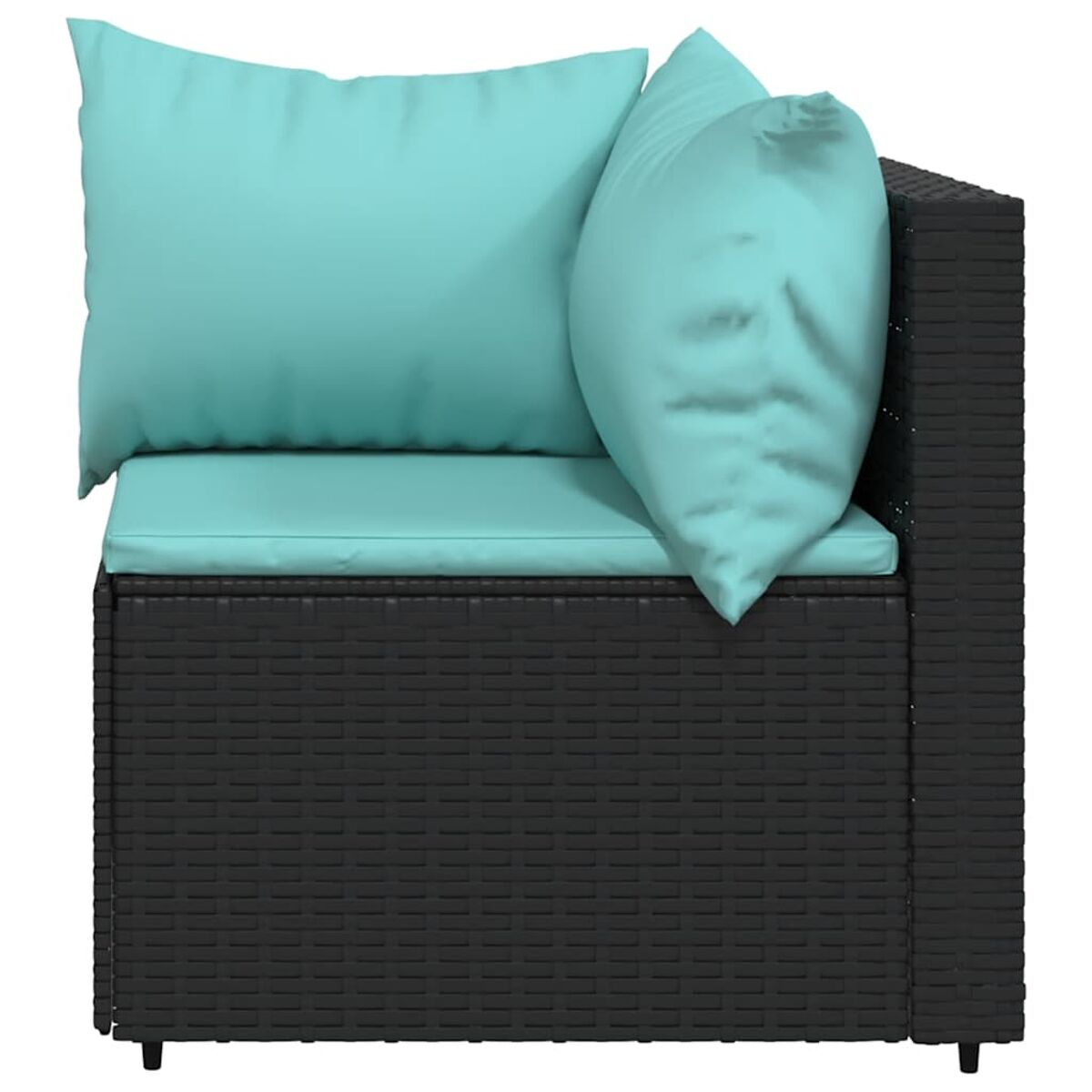 Schwarzes Ecksofa aus gewebtem Korbgeflecht mit zwei blauen Kissen. Nahaufnahme.