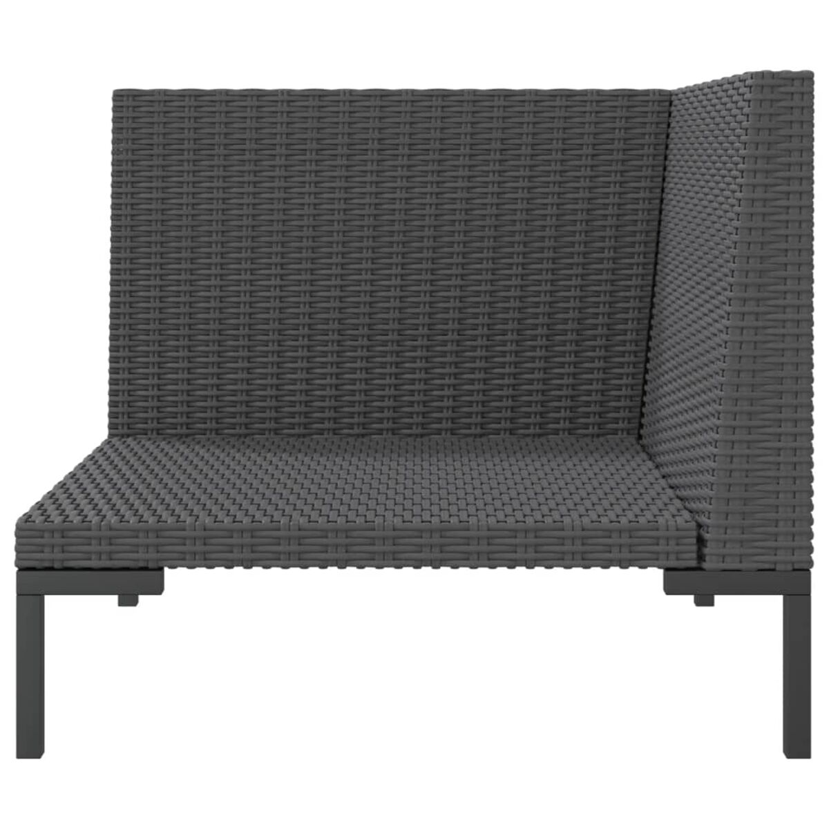 Dunkelgraues Outdoor-Sofa aus Korbgeflecht, schwarze Metallbeine, weißer Hintergrund.