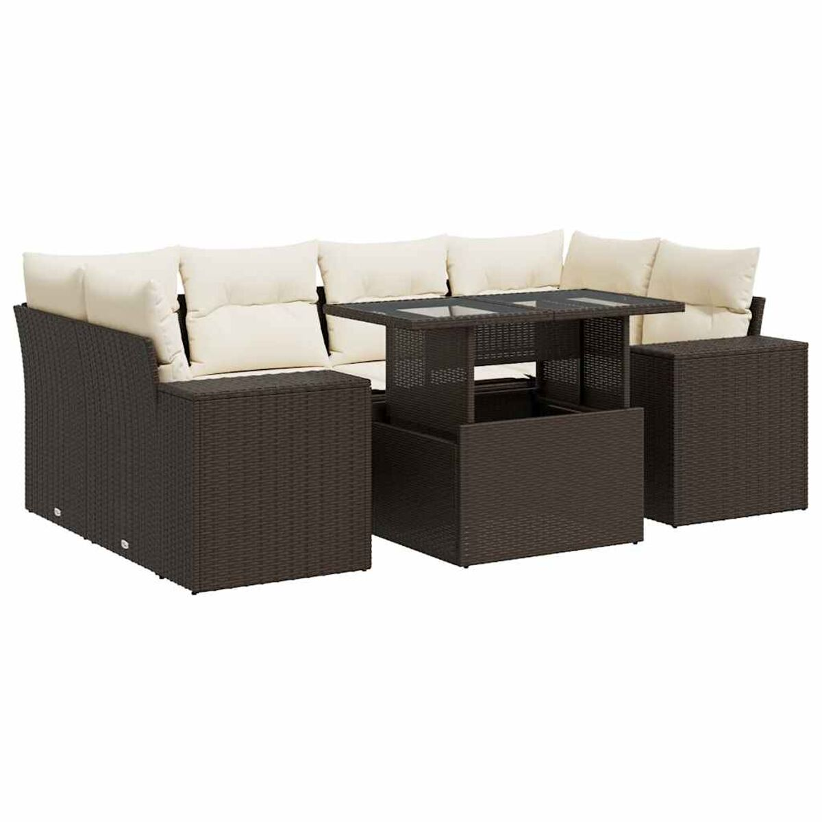 Un set da patio in vimini marrone scuro con cuscini bianco sporco. Un tavolo con piano in vetro è al centro. È presente uno sgabello.