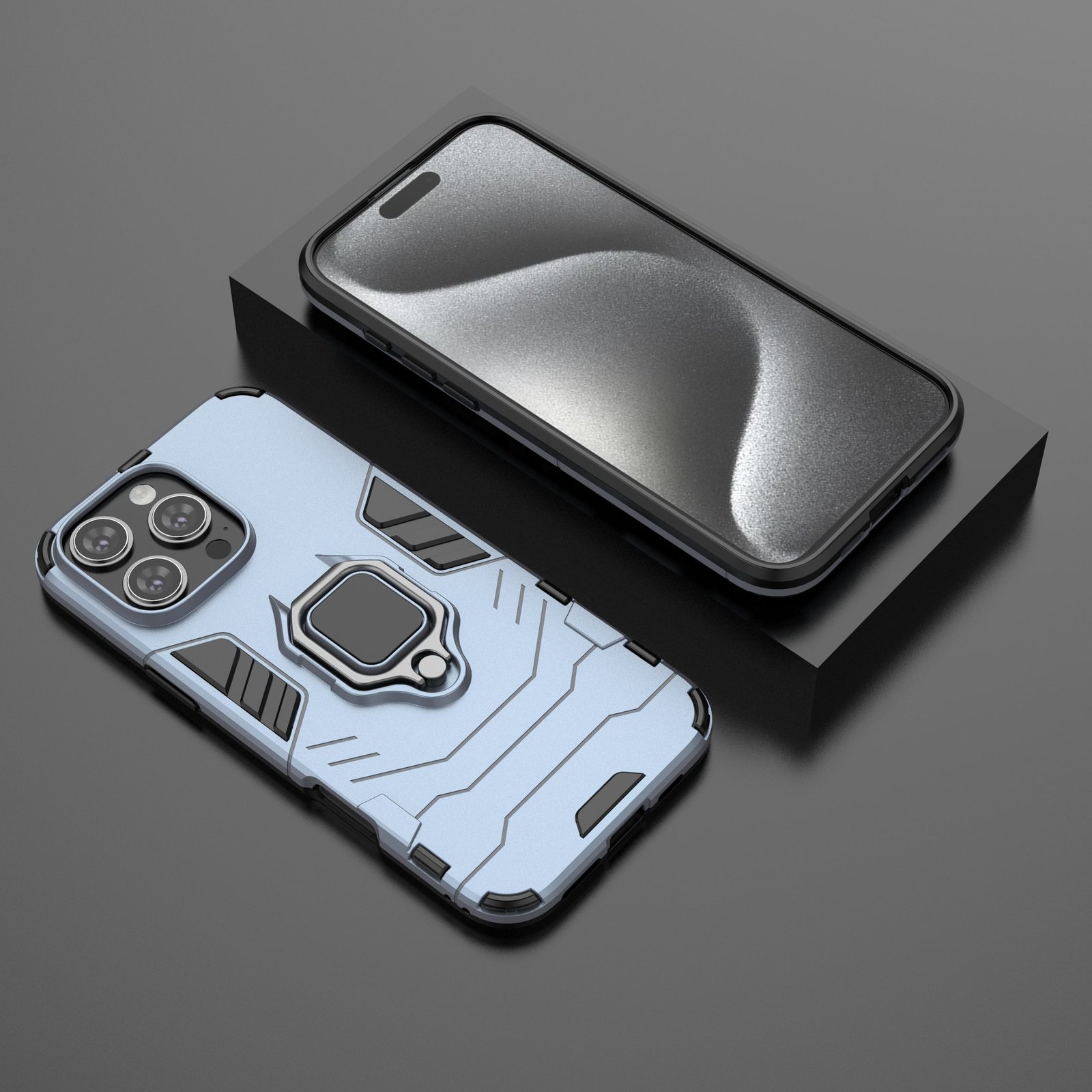 Funda de teléfono azul y protector de pantalla sobre superficie negra. Fondo oscuro y reflectante.