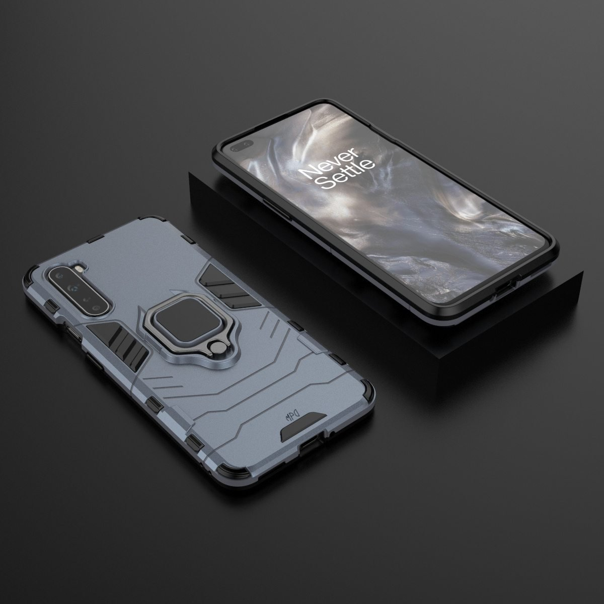 Funda de teléfono en un soporte negro, con otro teléfono al lado, sobre una superficie oscura.