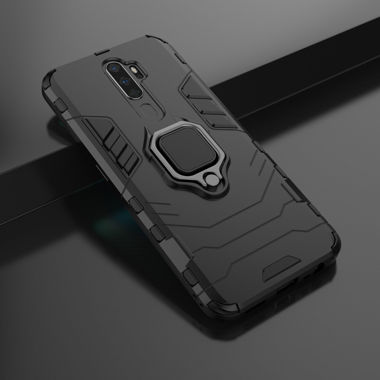 Funda negra con soporte de anillo sobre una superficie oscura. Diseño elegante y acabado mate.