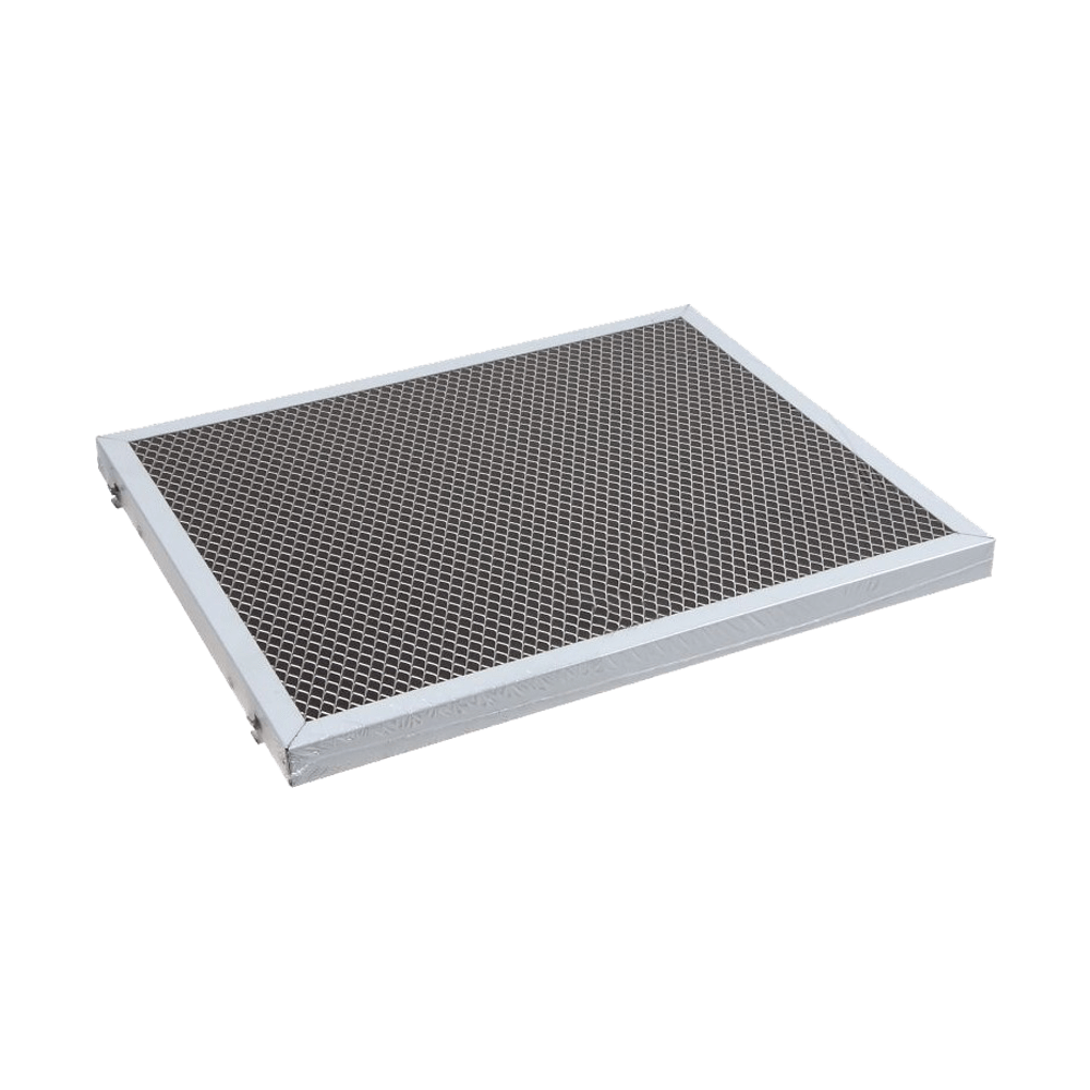 Un filtro dell'aria rettangolare con telaio metallico e interno a rete. Viene utilizzato per la purificazione dell'aria.