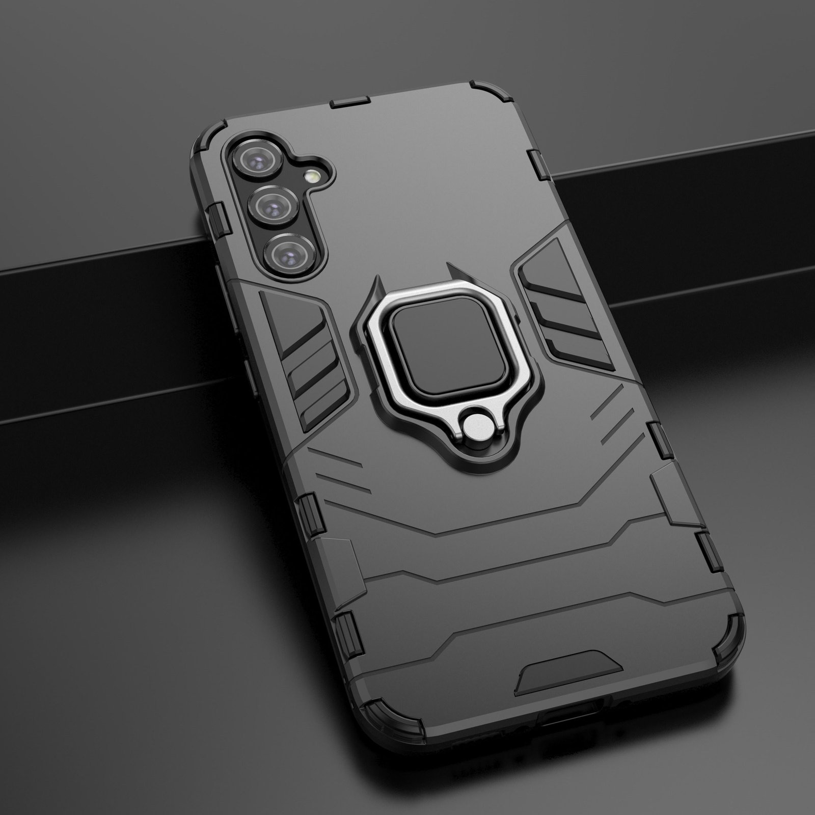 Funda negra con soporte de anillo y diseño texturizado, sobre superficie oscura reflectante.