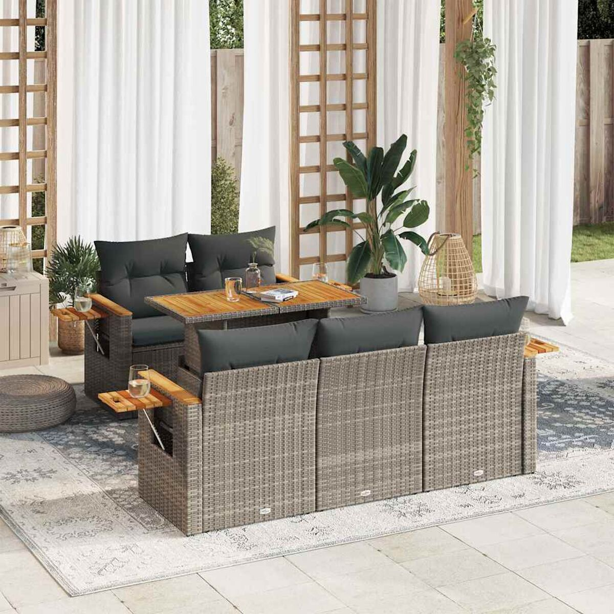 Set divano in rattan grigio per esterni. Con tavolo, cuscini e tappeto.