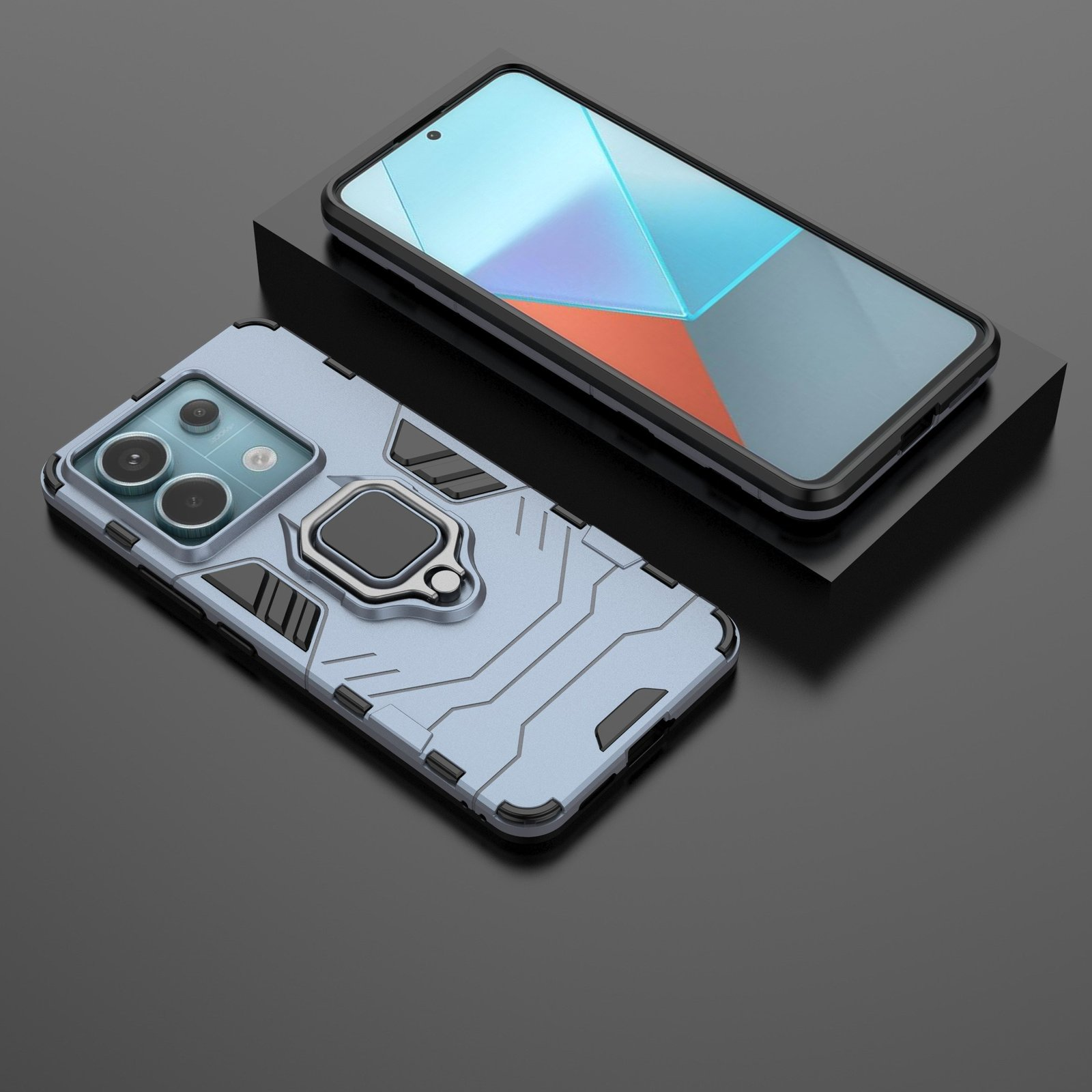 Funda de teléfono azul claro con soporte de anillo junto a un teléfono. Ambos se muestran sobre una superficie oscura.