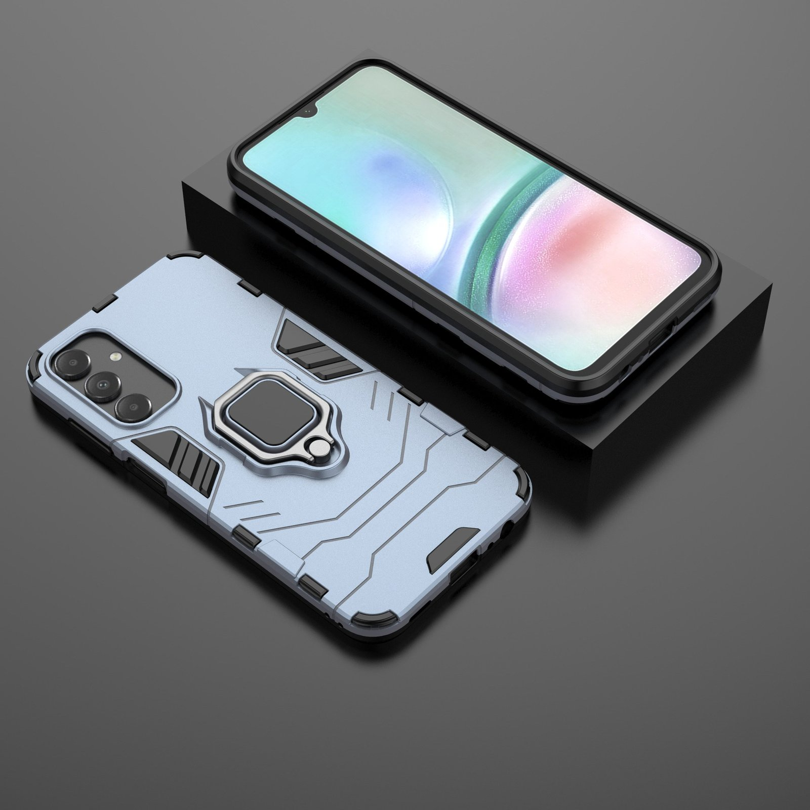 Dos teléfonos y sus fundas. Un teléfono está sobre una superficie negra con una funda azul, el otro sobre una base negra.