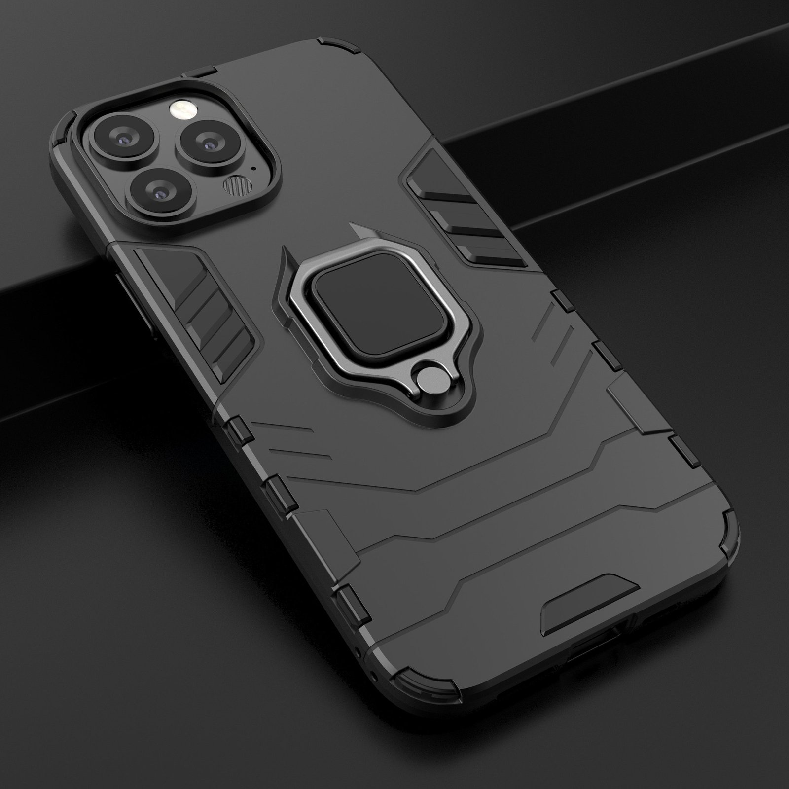 Funda negra con soporte de anillo. Superficie negra. Funda en ángulo. La funda tiene cámara.