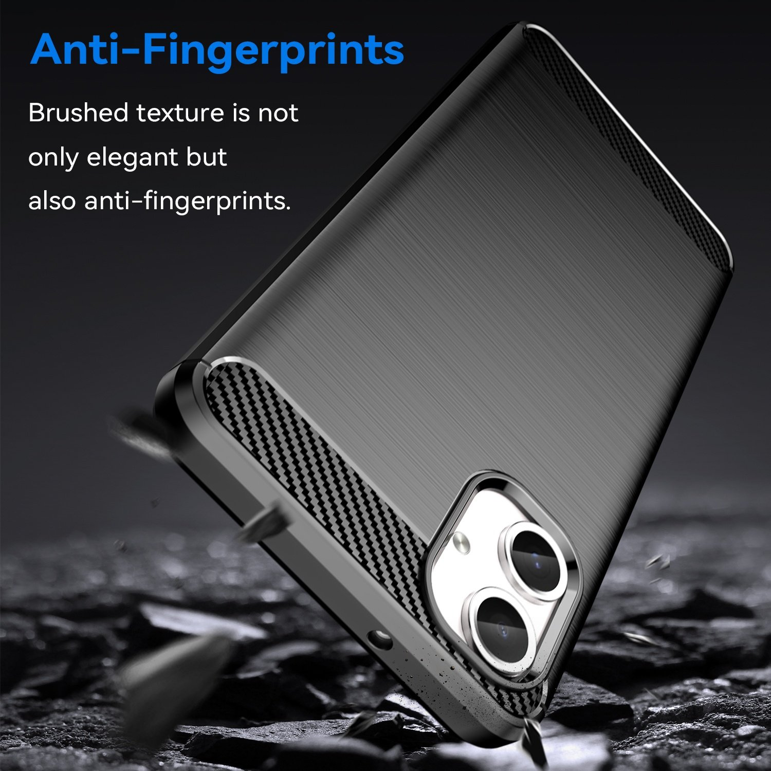 Una funda de teléfono negra con textura cepillada se sostiene sobre una superficie rocosa.