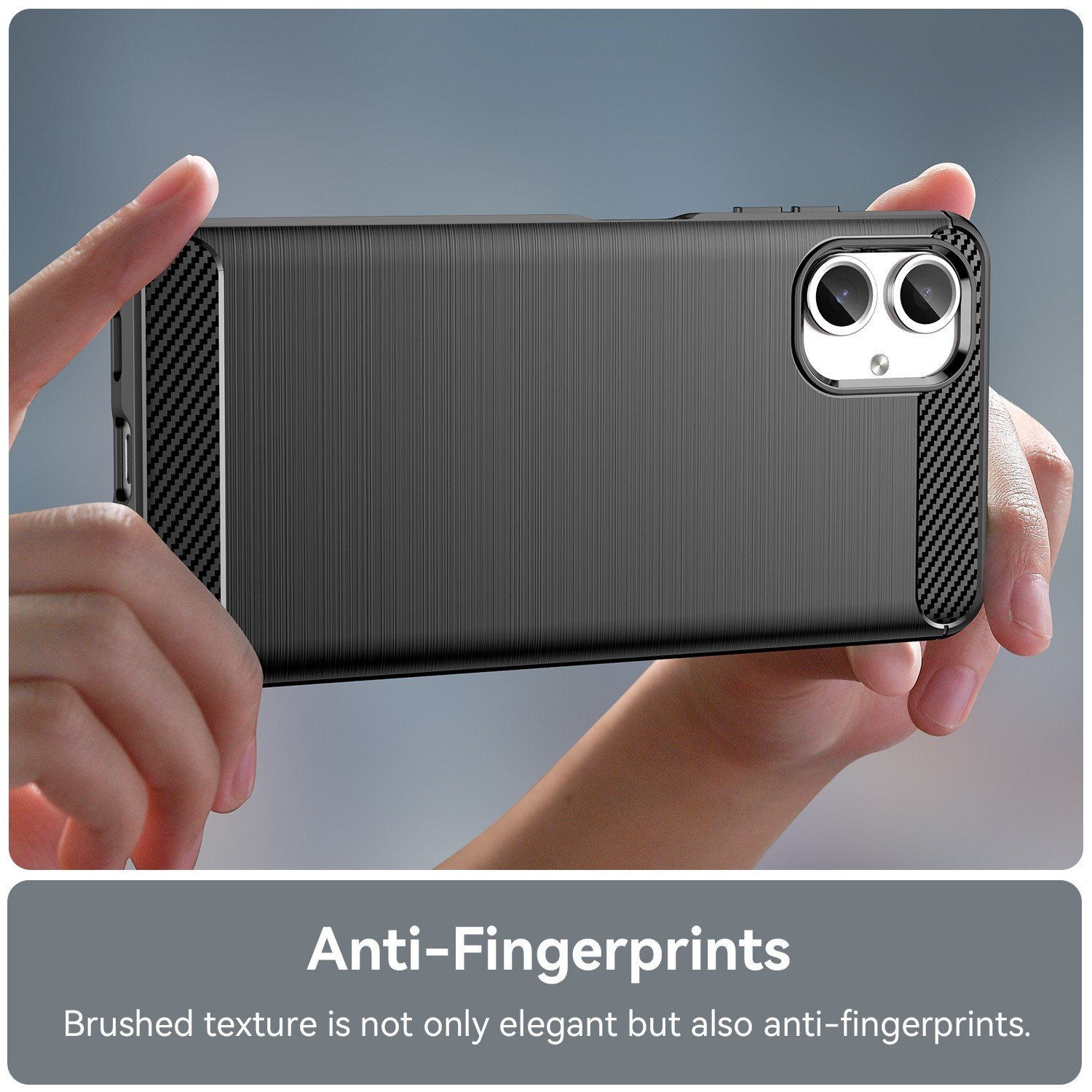 Manos sosteniendo una funda negra para teléfono. La funda tiene una textura cepillada. El texto dice: 'Anti-Fingerprints'.