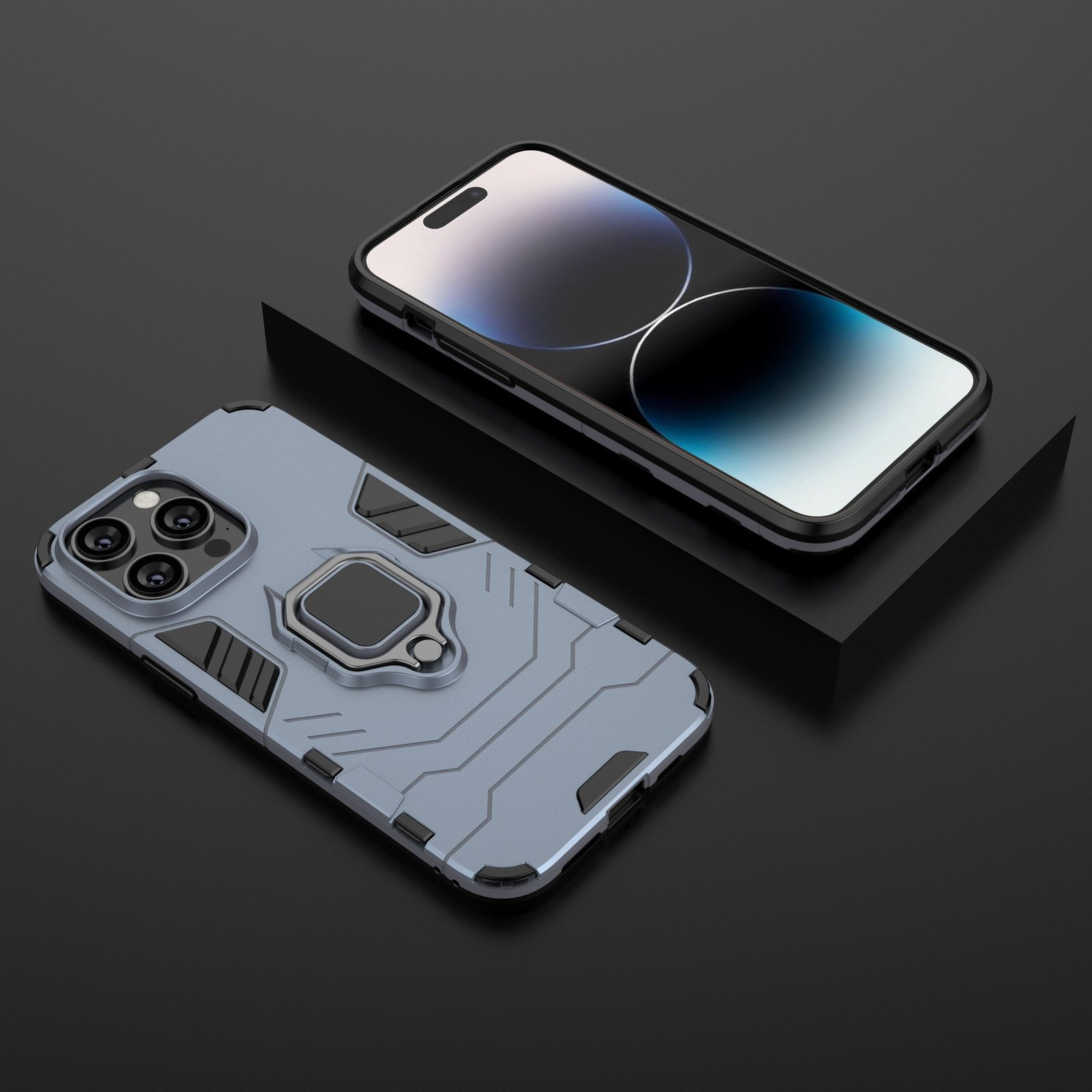 Funda azul para teléfono con teléfono sobre superficie negra, fondo oscuro.