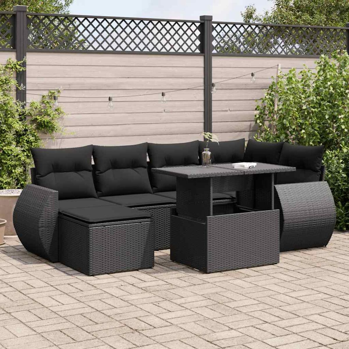 Set da patio in vimini nero da esterno con tavolo. Include due componibili e un tavolo con cuscini neri.