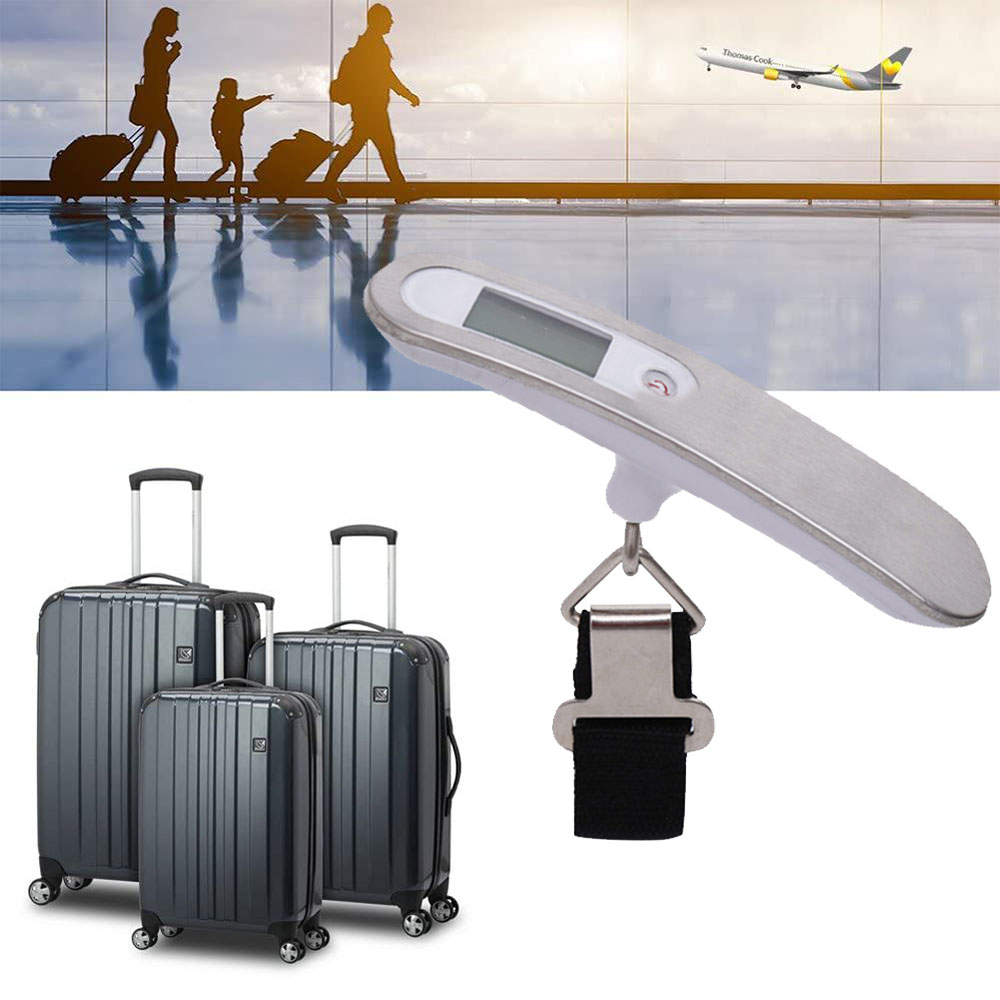 Person mit Gepäckwaage, drei Koffer, Reisende am Flughafen und ein Flugzeug am Himmel.