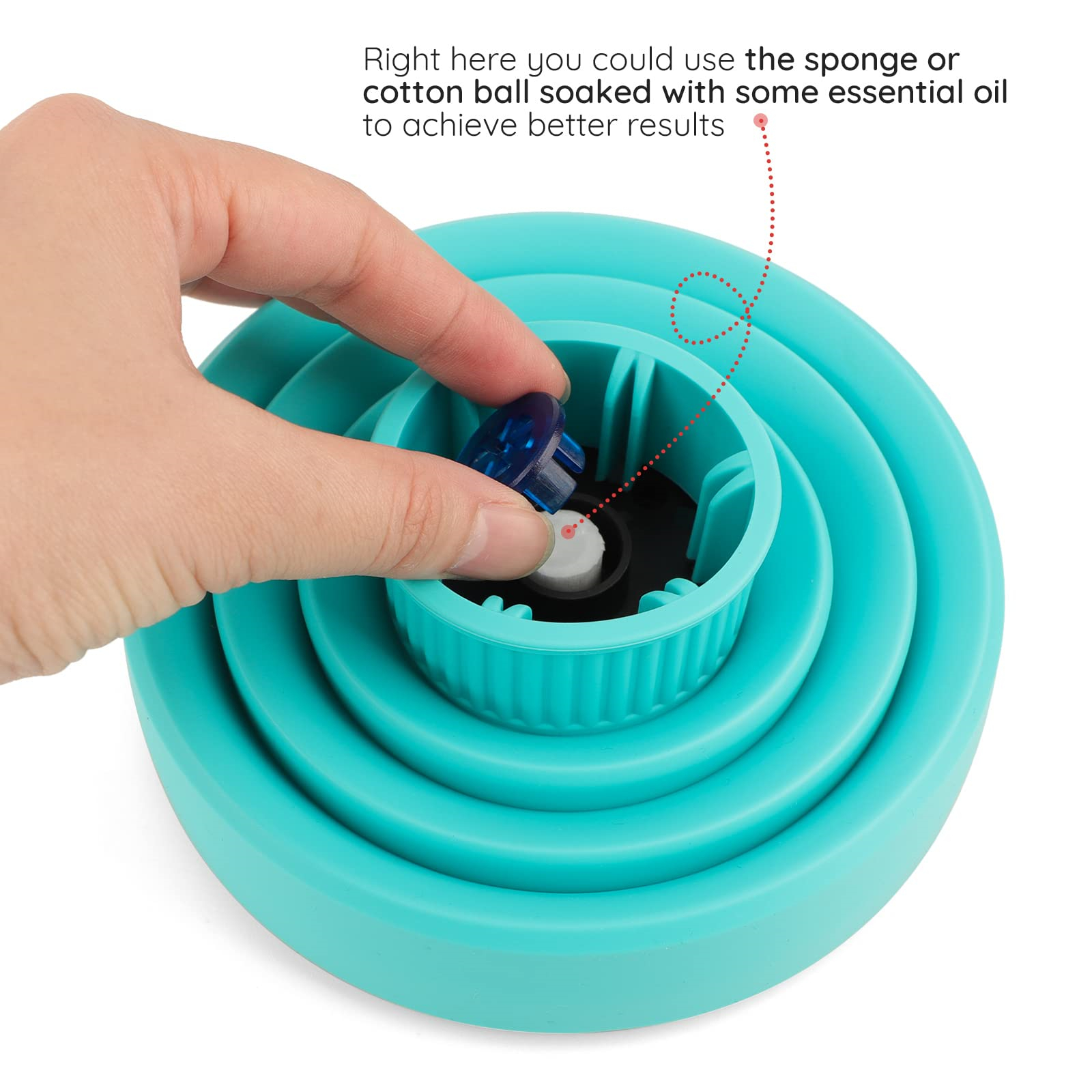 Eine Hand legt ein blaues Teil in einen türkisfarbenen Haartrockner-Diffusor.