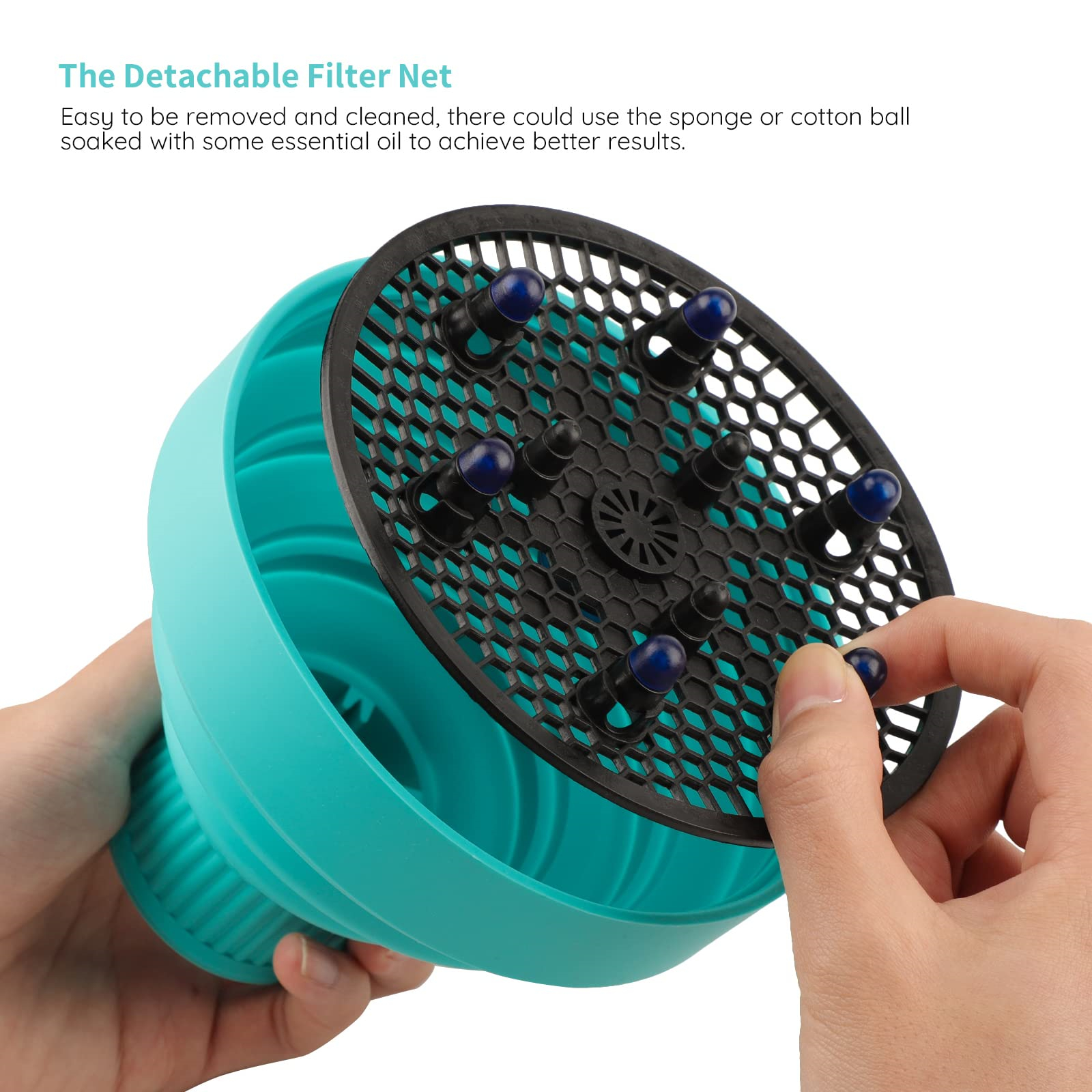 Türkisfarbener Haartrockner-Diffusor. Schwarzer Wabenfilter, von Hand gehalten.