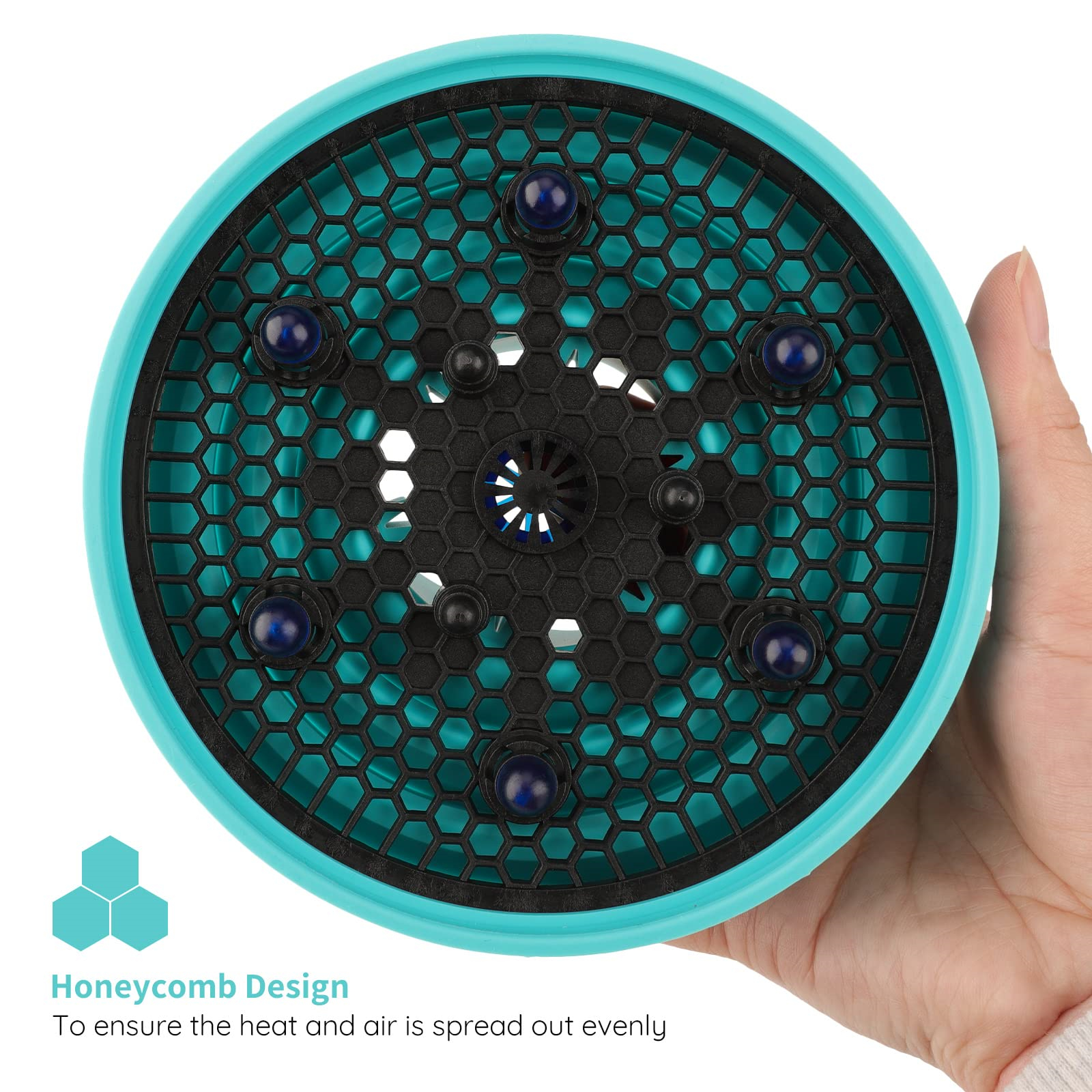 Ein teal Haartrockner Diffusor Aufsatz mit Wabenmuster. Eine Hand hält ihn.