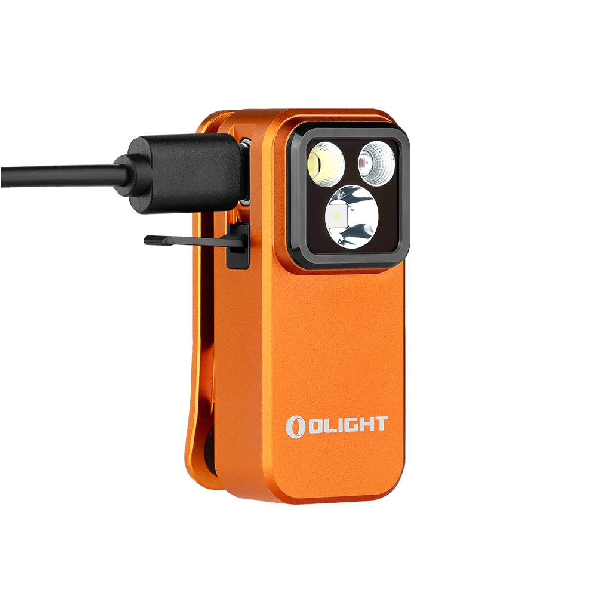 Eine orangefarbene Taschenlampe mit Clip und einem schwarzen Kabel. Die Taschenlampe befindet sich auf einer weißen Oberfläche.