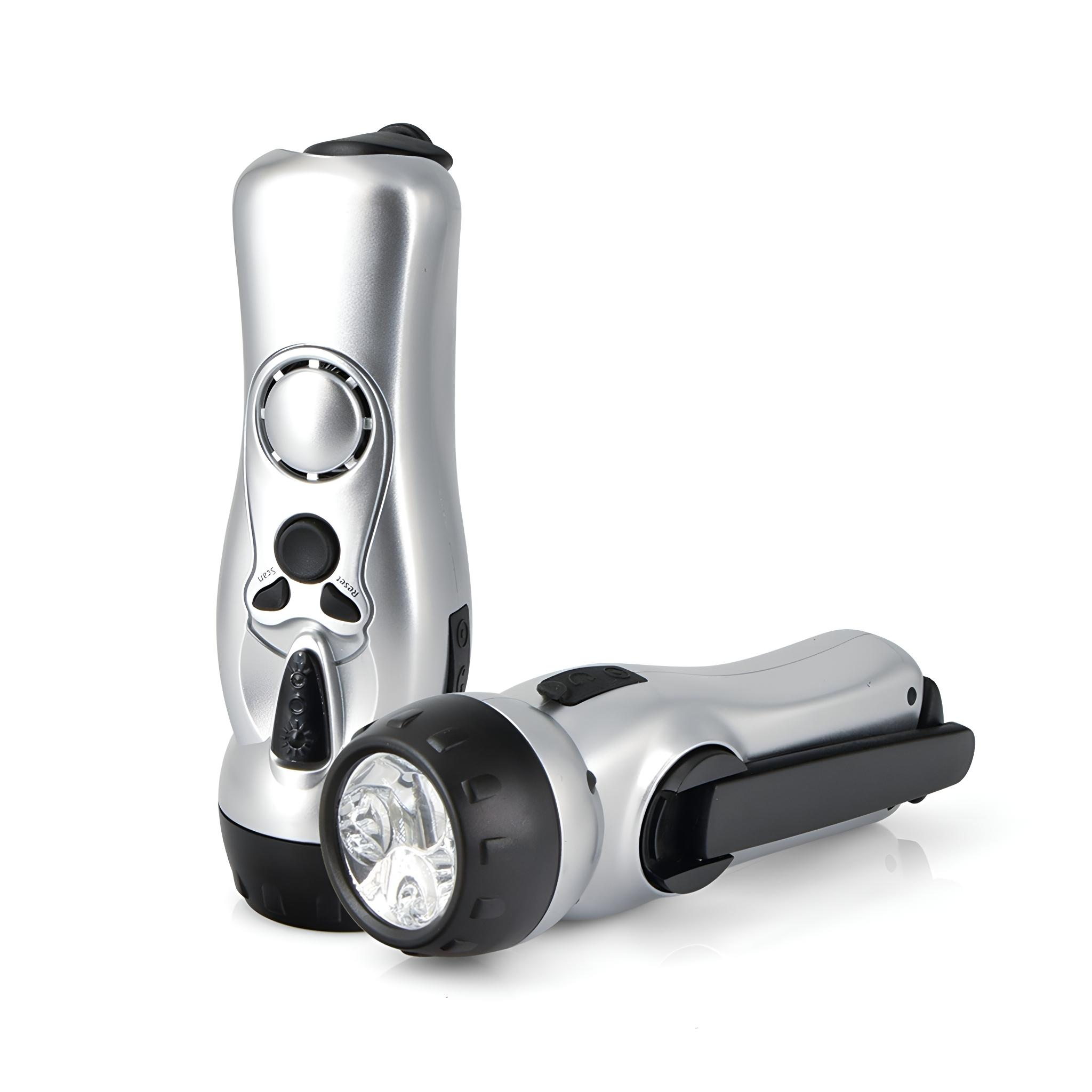 Zwei silberne Taschenlampen, eine aufrecht, die andere horizontal, mit schwarzen Akzenten und klaren Lichtlinsen.