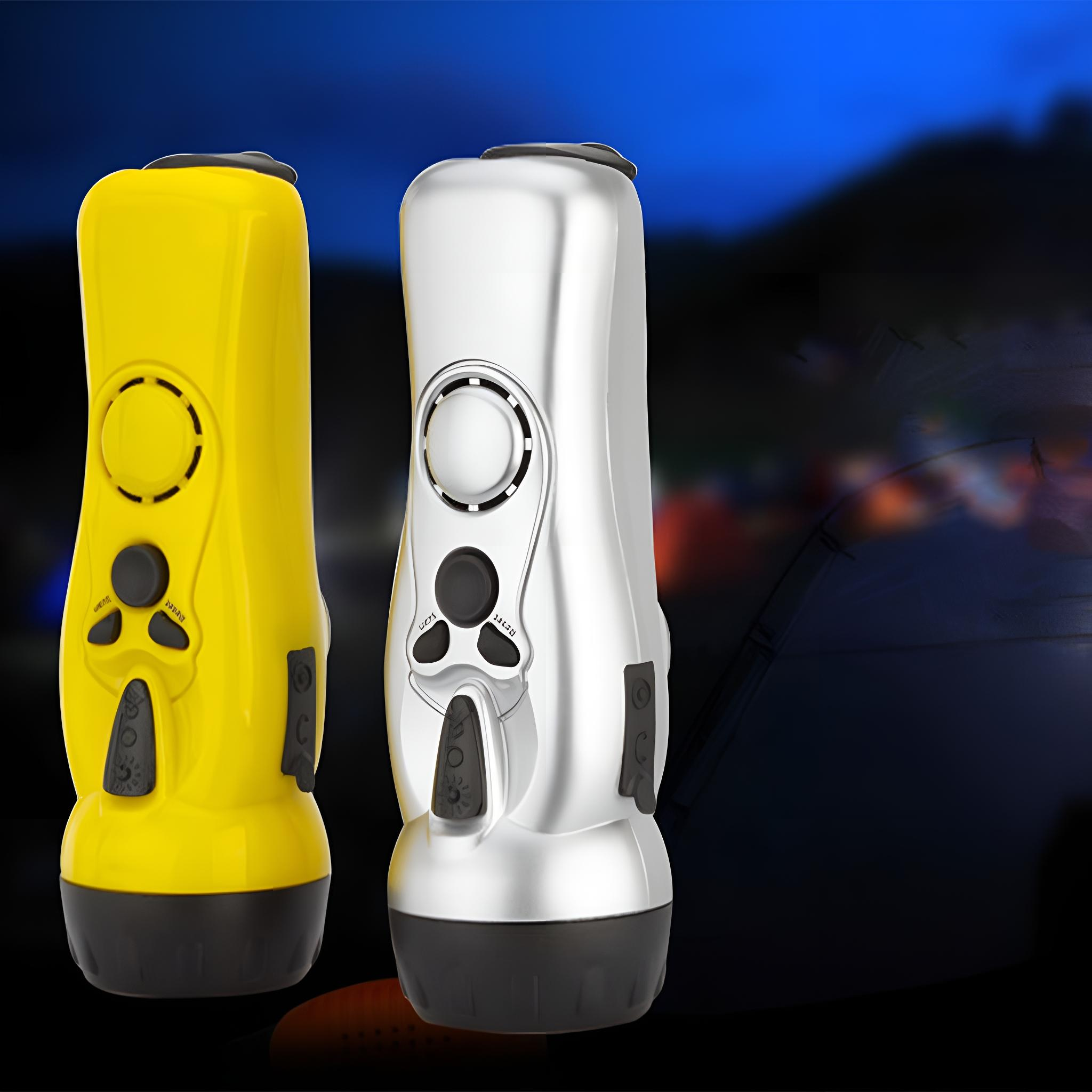 Zwei gelbe und silberne Taschenlampen auf dunklem Hintergrund.