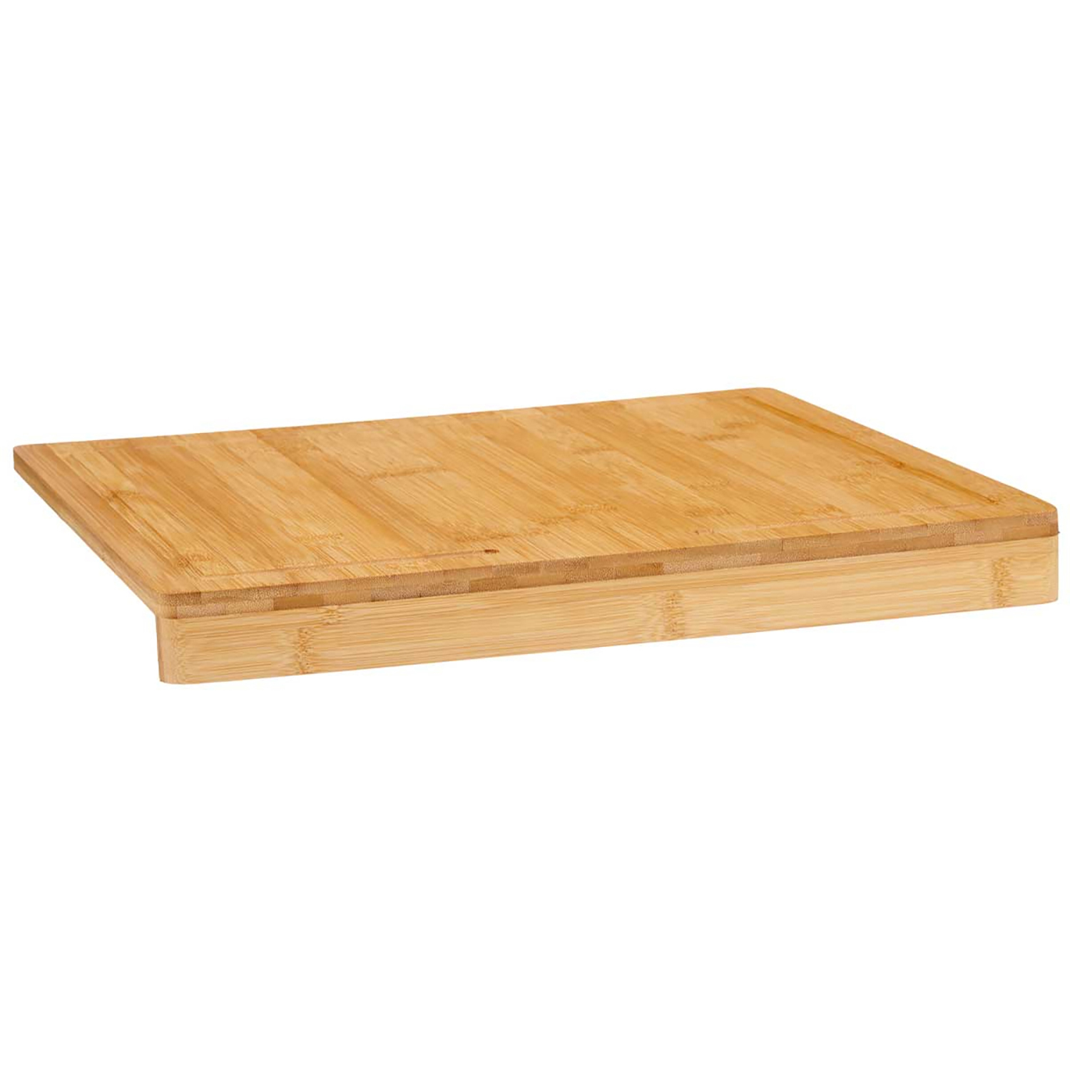 Ein hellbraunes Holzschneidebrett mit erhöhter Kante auf weißem Hintergrund.