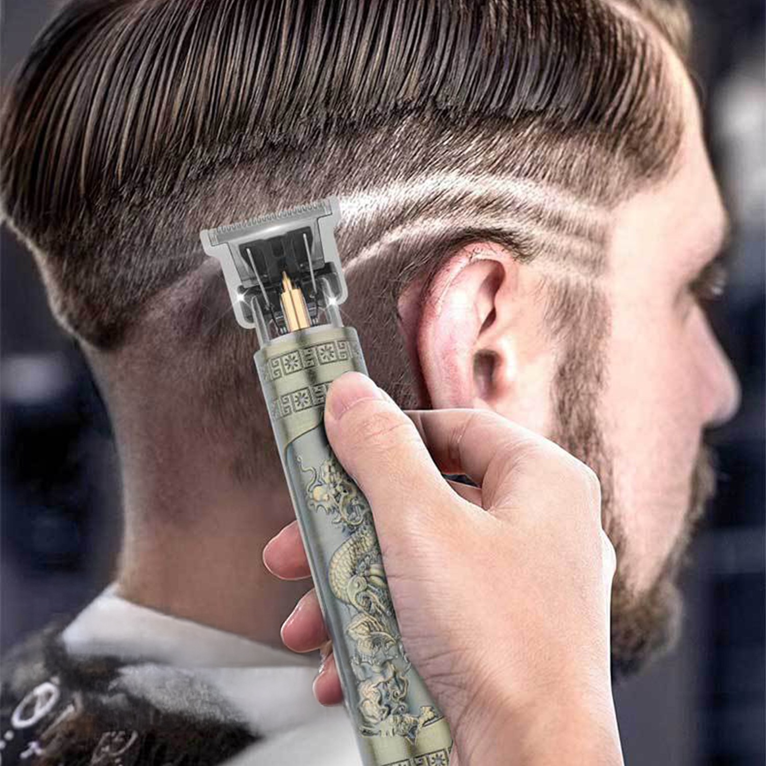 Mann benutzt silbernen und goldenen Haartrimmer, strukturiertem Griff.