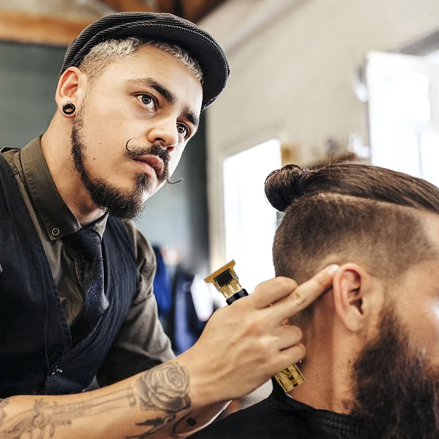 Ein Friseur schneidet einem Kunden die Haare mit einem Trimmer. Der Friseur schaut auf das Haar.