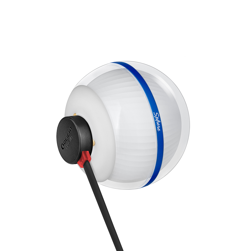 Una lámpara esférica blanca y azul con cable de alimentación negro y extremo rojo.
